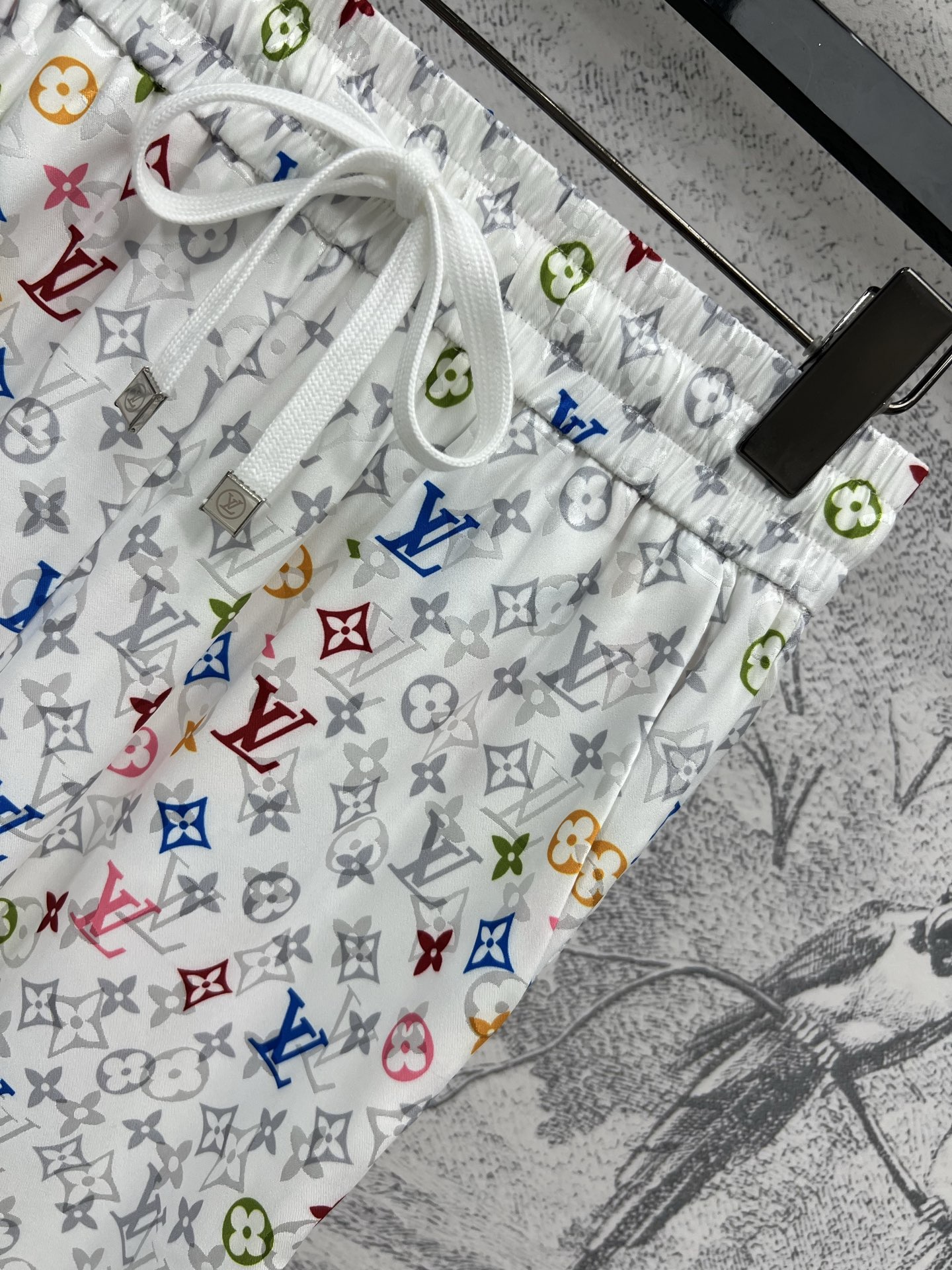 L家 25春夏新款  经典老花休闲裤 松紧腰身设计 上身百搭不挑人 彩印的老花logo图案很好看 不会很
