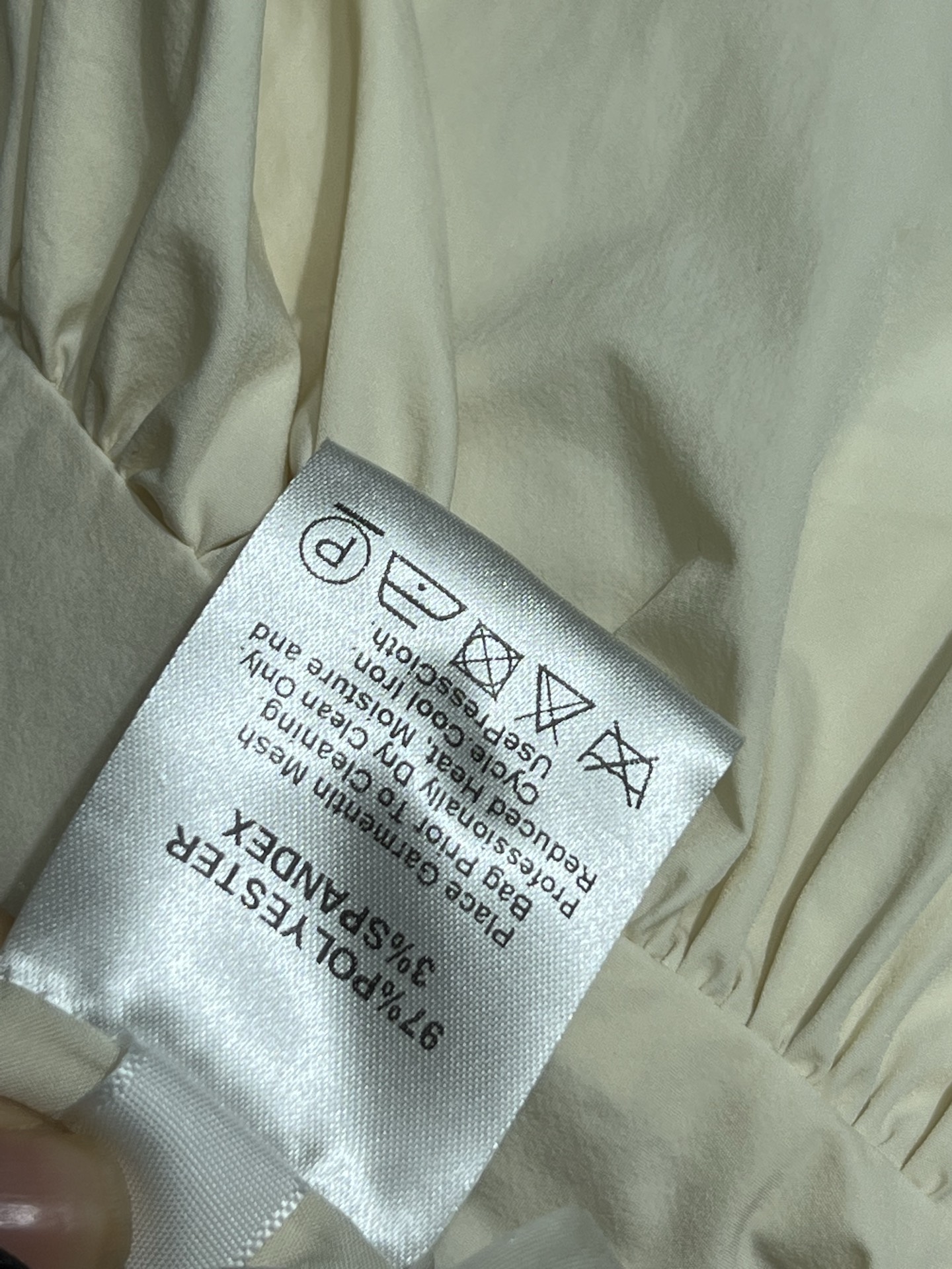 PD家 25春夏新款  不规则高腰半身裙  设计感满满的不规则垂感半裙  搭配任何上装都非常吸睛  让你