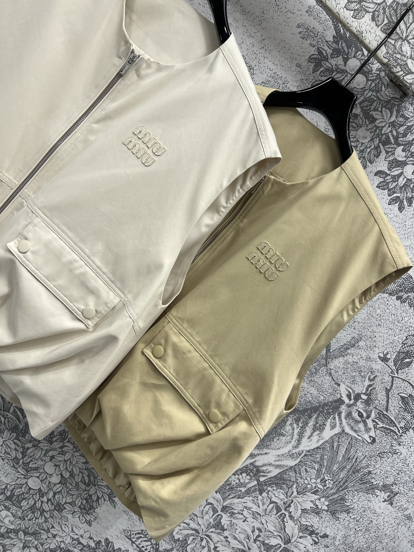 Miu 25春夏新款 皱褶马甲 下摆层次打褶马甲外套 很有设计感 定制面料轻薄透气 舒适度极高 马甲外套