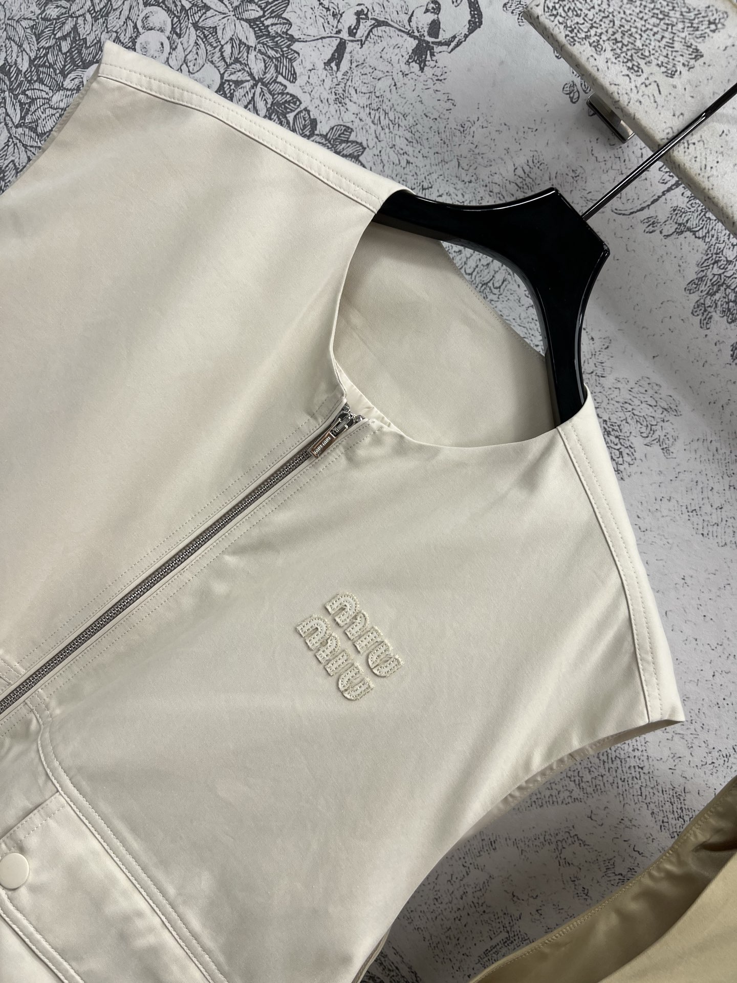 Miu 25春夏新款 皱褶马甲 下摆层次打褶马甲外套 很有设计感 定制面料轻薄透气 舒适度极高 马甲外套