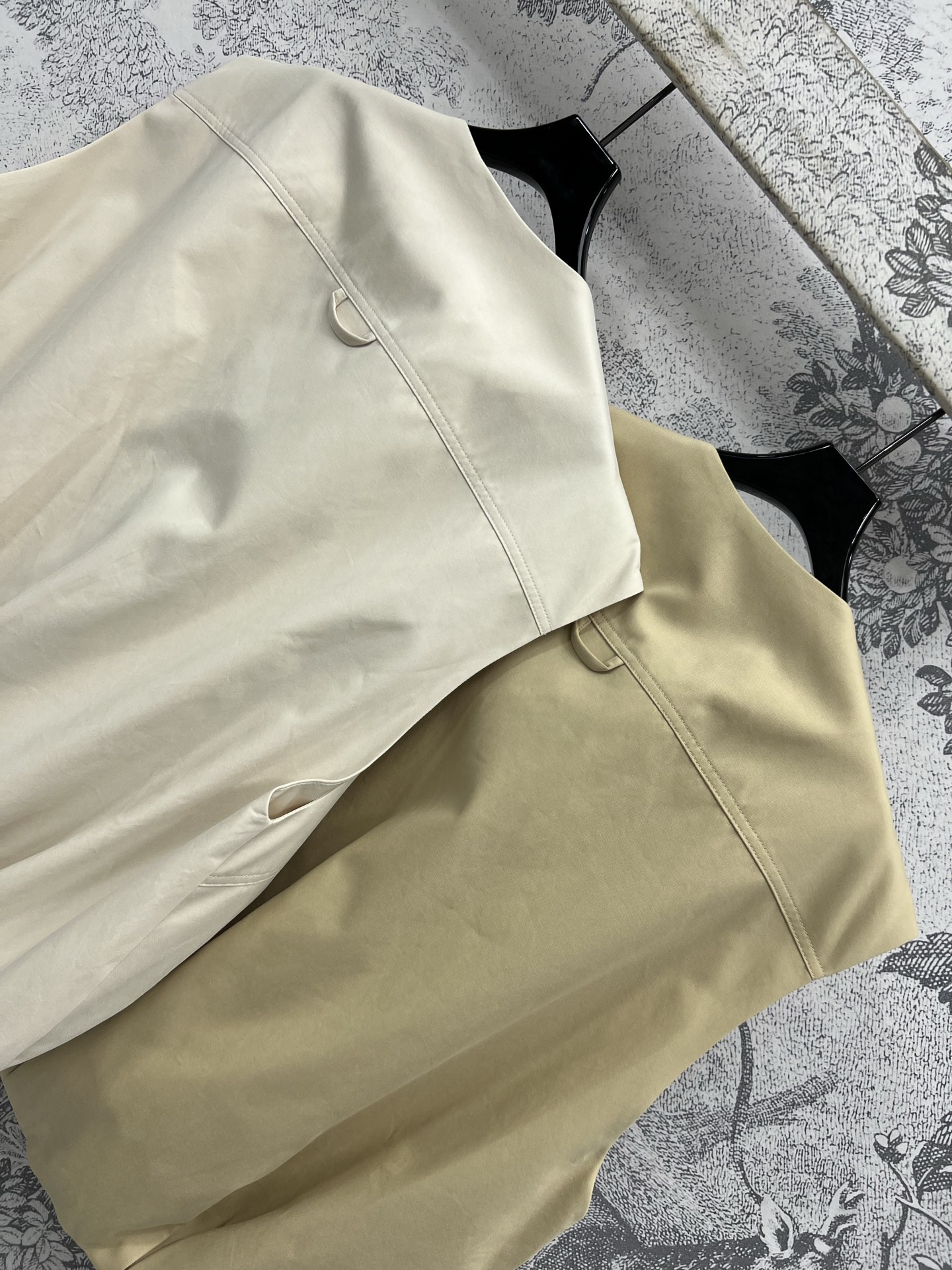 Miu 25春夏新款 皱褶马甲 下摆层次打褶马甲外套 很有设计感 定制面料轻薄透气 舒适度极高 马甲外套