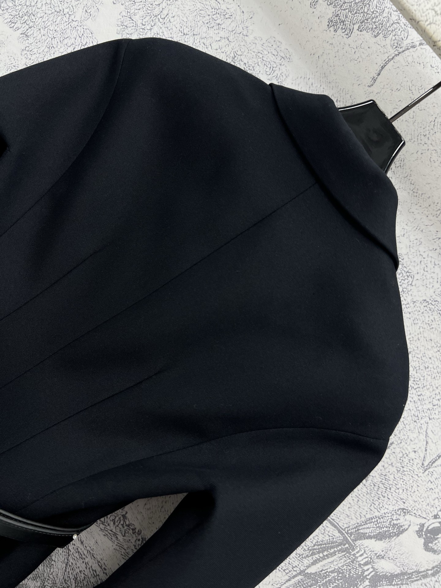 D家 25春夏新款  双排扣西装领短款外套 定制西装面料 logo双排扣开襟 皮革腰带收腰显瘦 短款版型
