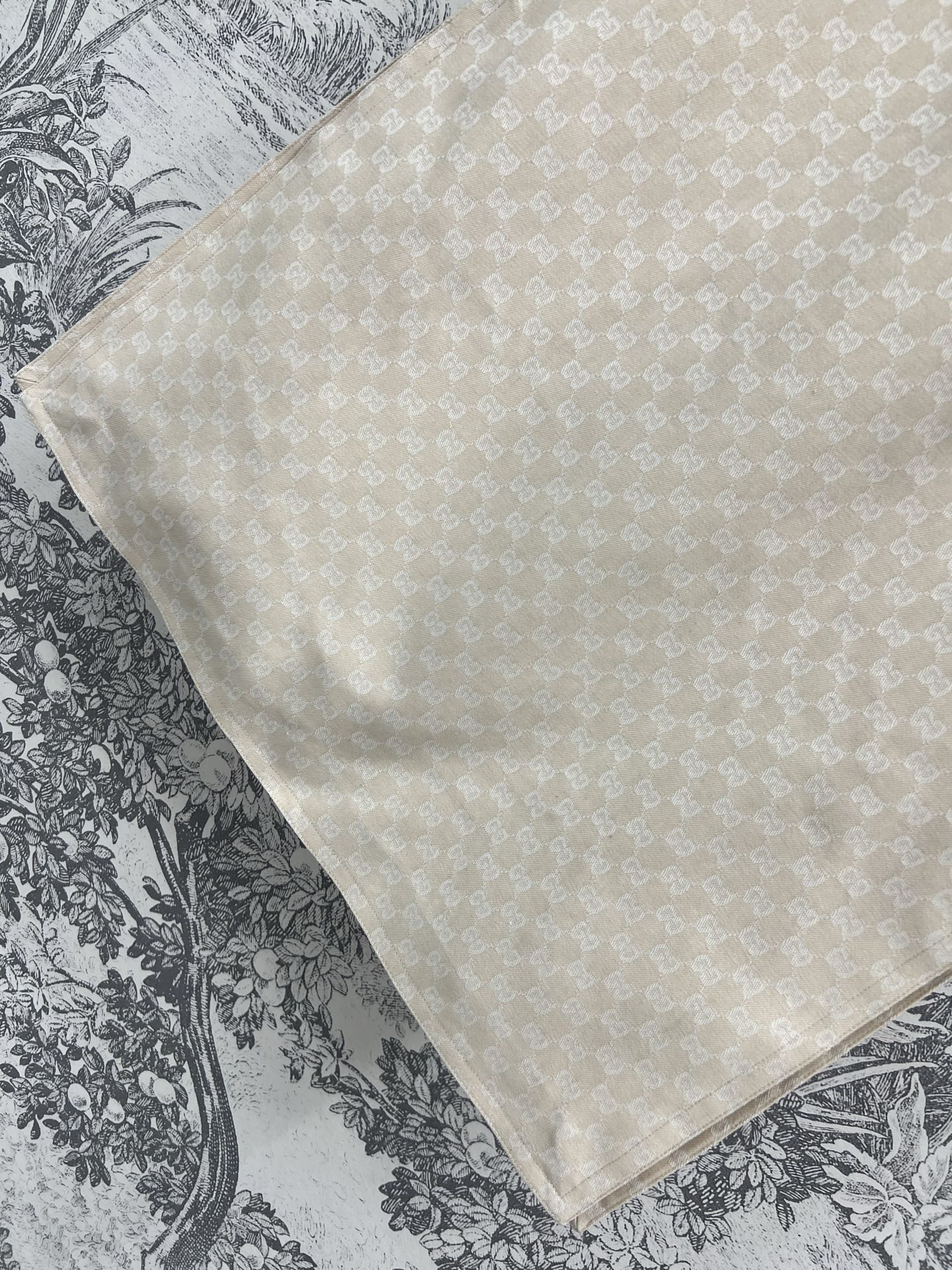 G家 25春夏新款 双G立体提花系列 腰带装饰半身裙 复古又时髦 高腰直筒半身裙 裙摆两侧开叉设计 立体