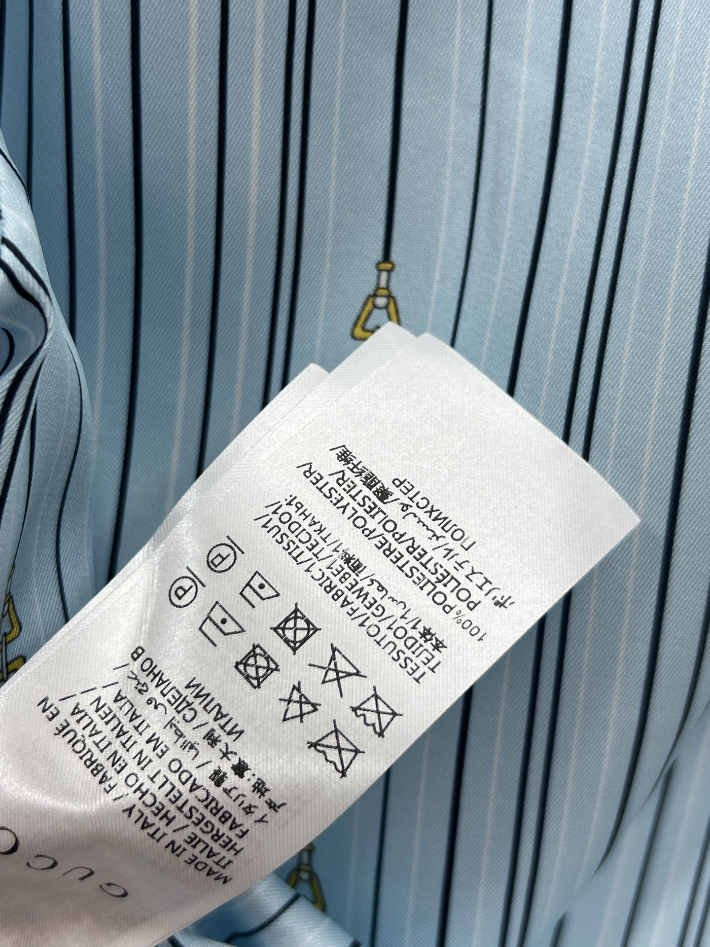 G家 25春夏新款 条纹马鞍扣图案翻领衬衫 浅蓝色太少女心了 经典的宽松版型上身百搭不挑人 低调又不失奢