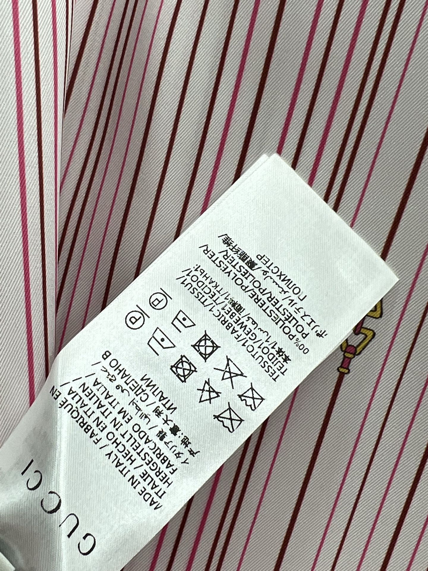 G家 25春夏新款 条纹马鞍扣图案Polo领衬衫 粉色太少女心了 经典的宽松版型上身百搭不挑人 低调又不