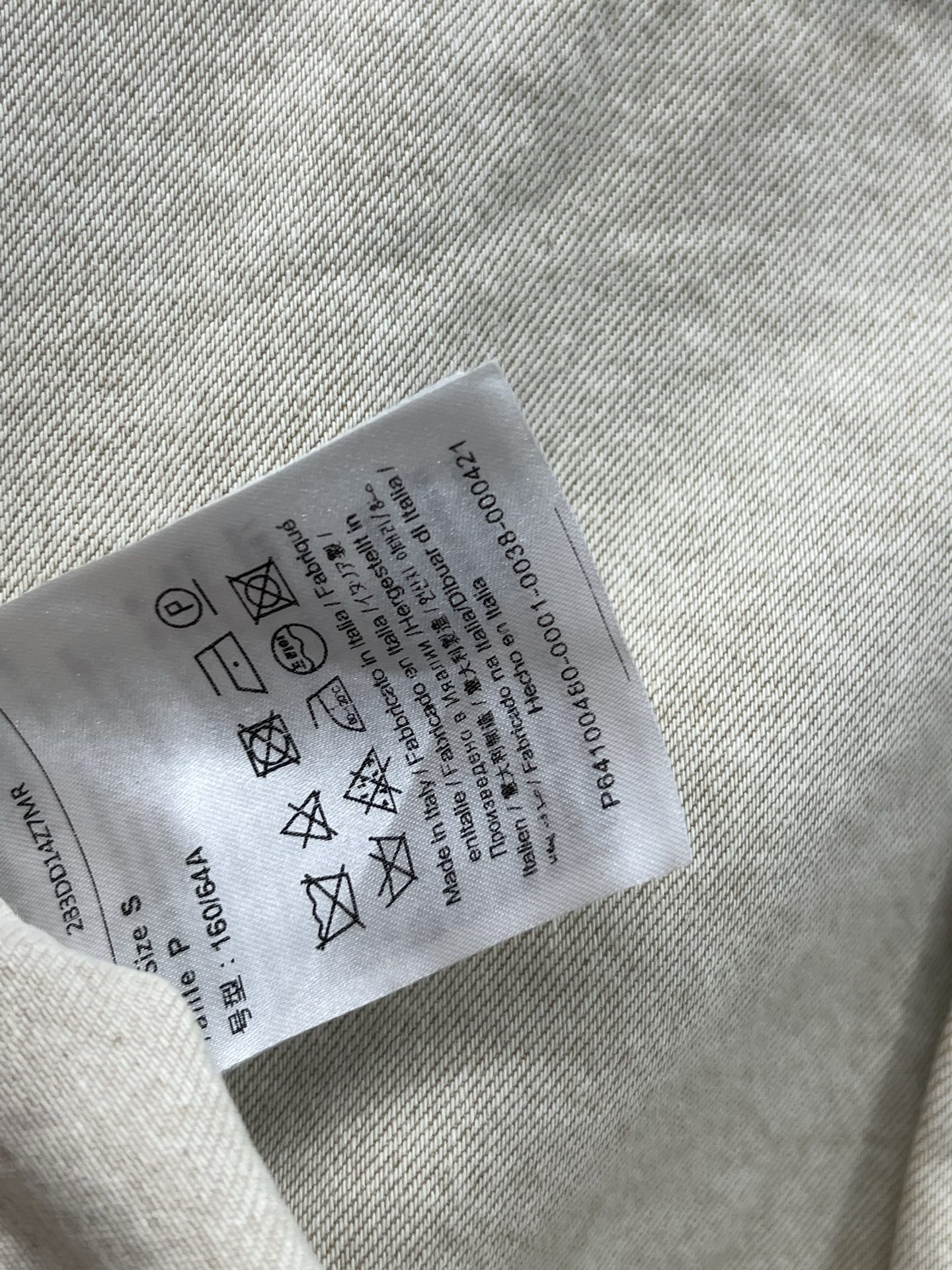 V家 25春夏新款 复古牛仔浮雕logo系列 翻领夹克外套+翻领无袖连衣裙+短裤+长裤 复古时髦的做旧洗