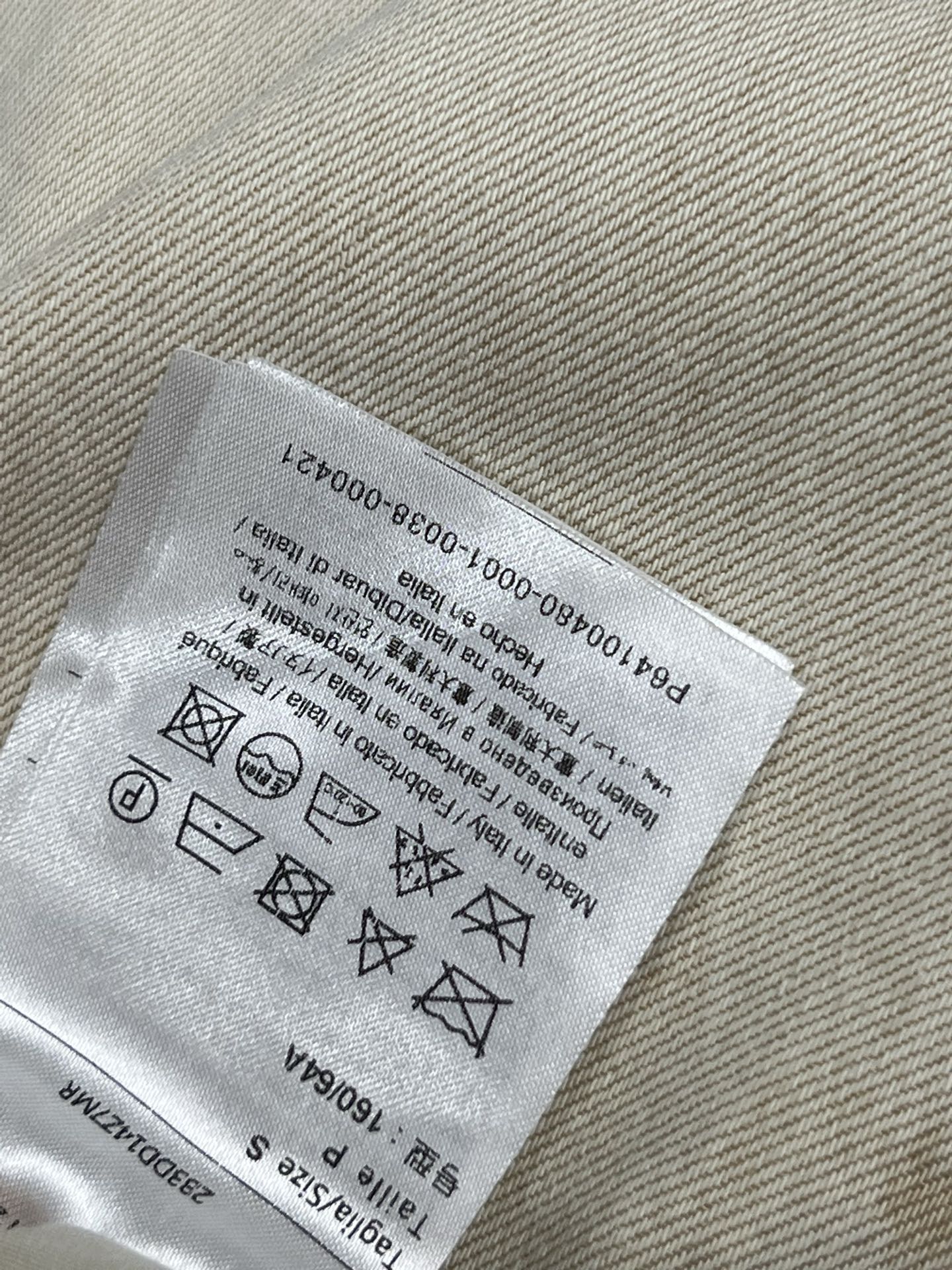 V家 25春夏新款 复古牛仔浮雕logo系列 翻领夹克外套+翻领无袖连衣裙+短裤+长裤 复古时髦的做旧洗