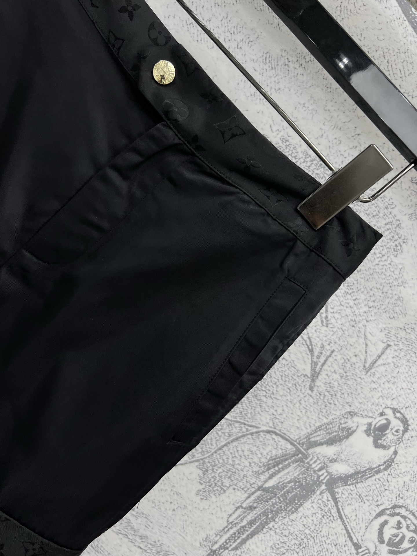 L家 25春夏新款 老花拼接小脚休闲工装裤 束脚高腰设计 干练帅气 藏肉显瘦 宽松高腰版型 裤脚收紧设计