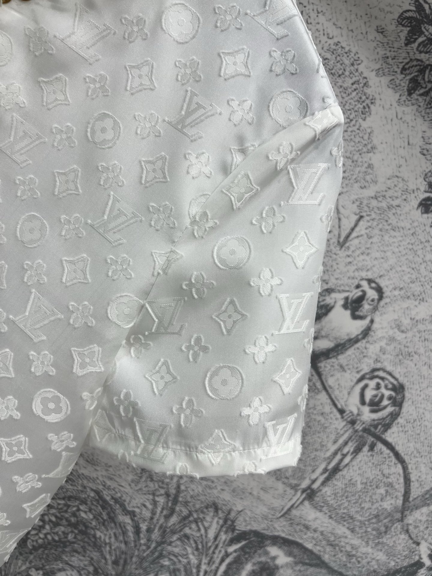L家 25春夏新款 暗纹老花短袖上衣 立领花边点缀 满印 满提花logo低调又精致 上身十分优雅减龄 满