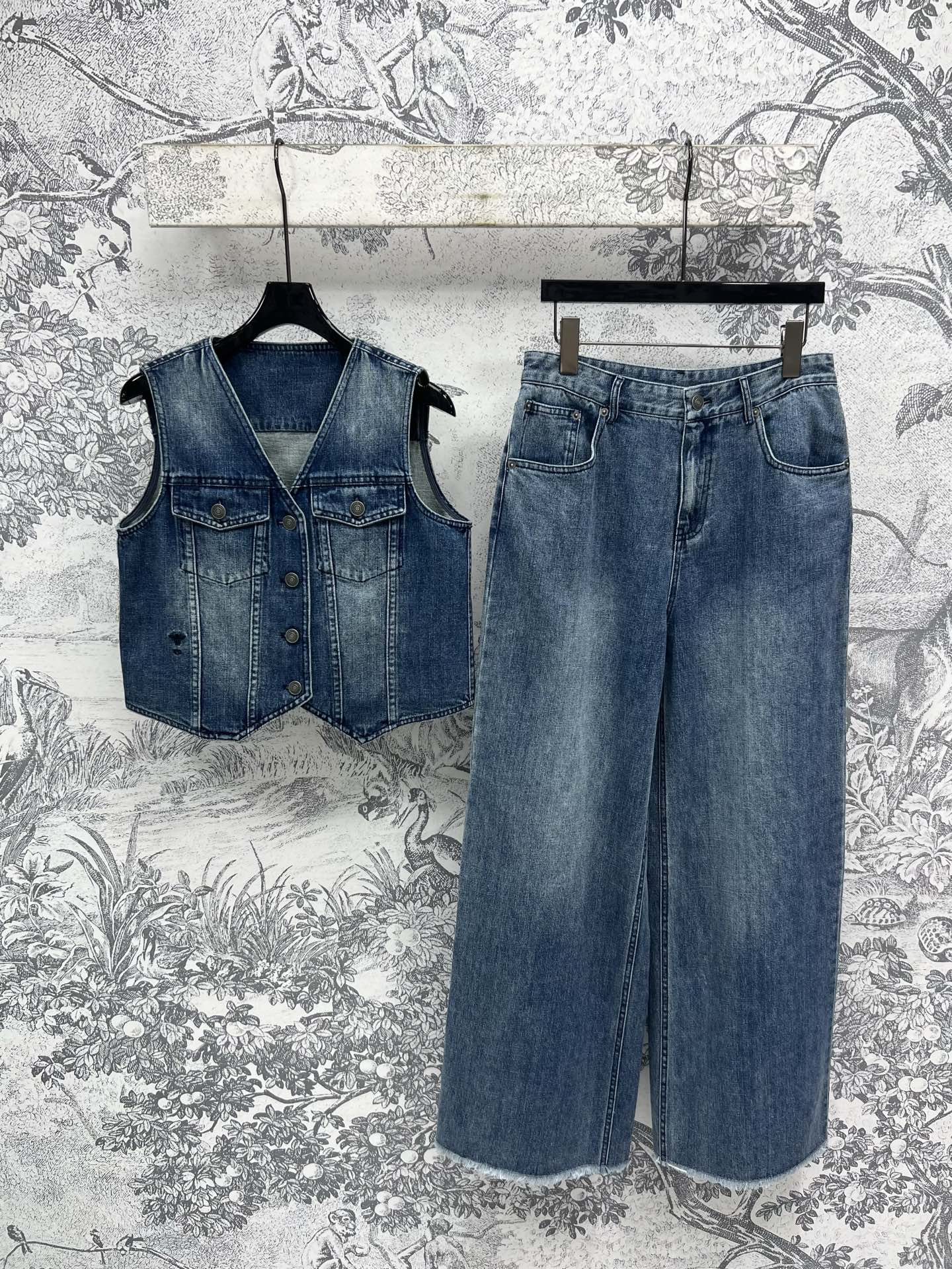 NO:331946,D Home 25 Spring and Summer New Style Little Bee Embroidered Vest Denim Set Handsome Girls Denim Vest   Belt Denim Straight Pants A set of upper body can be sweet and cool. The upper body is in love. It is versatile and slim. Cool and age-reducing girlish style. The original retro wash water color is superb. Imported wash water washing water fabric. It looks good when you match it separately. One set for sale. One color and three codes SML, dior, alexander wang19860909D家 25春夏新款 小蜜蜂刺绣马甲牛仔套装 帅气少女牛仔马甲 腰带牛仔直筒裤 一套上身可甜可酷 上身爱了 百搭又显瘦 酷酷的减龄少女风 原版复古洗水颜色超赞 进口洗水牛仔面料 分开搭配也好看 一套出售 一色三码 SML,,dior,alexander wang,Women's clothing