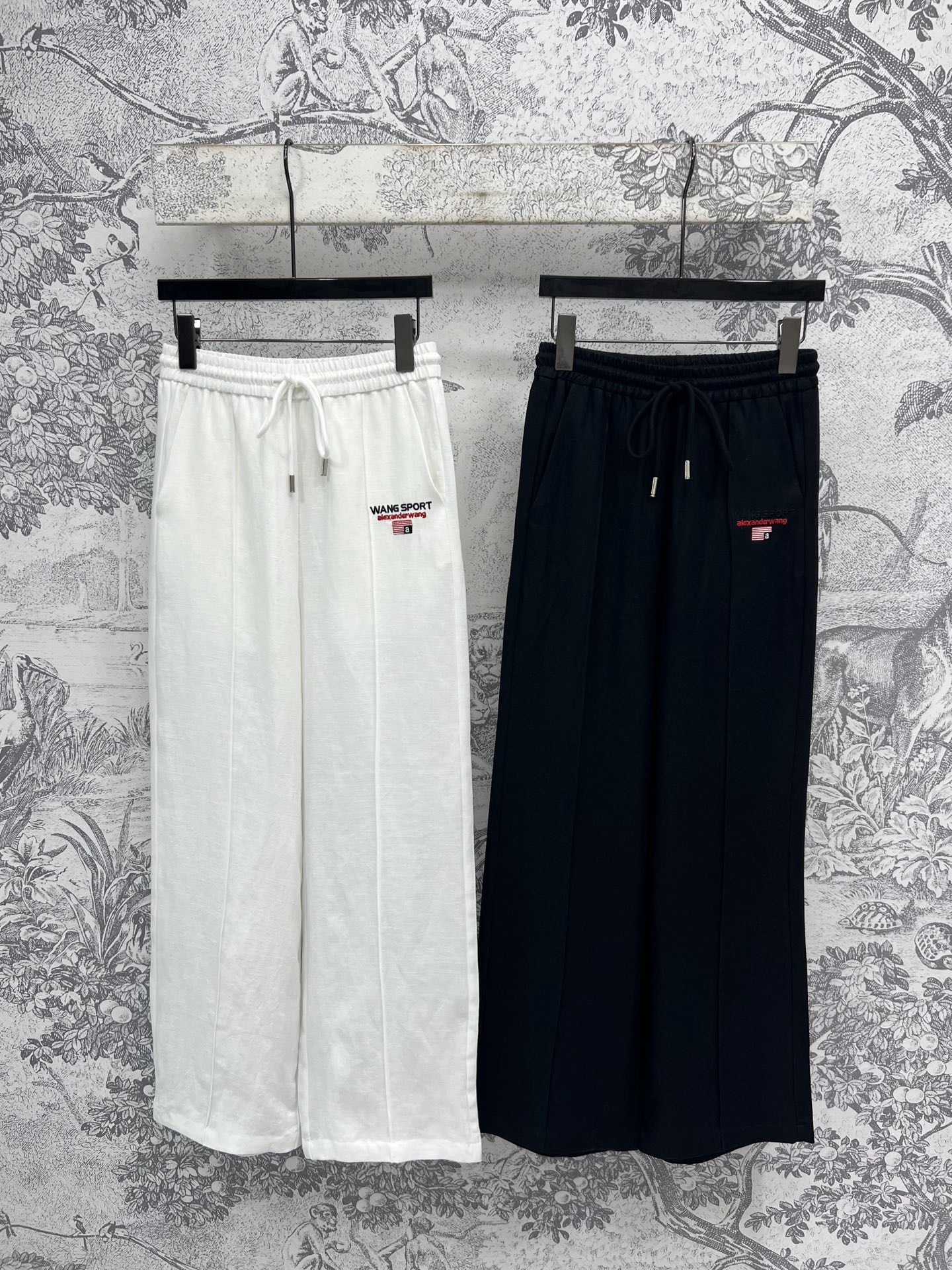 NO:331952,AW Home 25 Spring and Summer New logo logo casual pants, wear long legs in one second, elastic waist design, wide-leg straight pants, versatile upper body, slim and high-end, brand logo logo embroidery embroidery, a very textured style, two colors and three codes, SML, alexander wang19860909AW家 25春夏新款 logo徽标休闲裤 一秒穿出大长腿 松紧腰设计 阔腿直筒裤型 上身百搭不挑个 藏肉显瘦又高级 品牌logo徽标刺绣点缀 非常有质感的一款 两色三码 SML,,alexander wang,Women's clothing