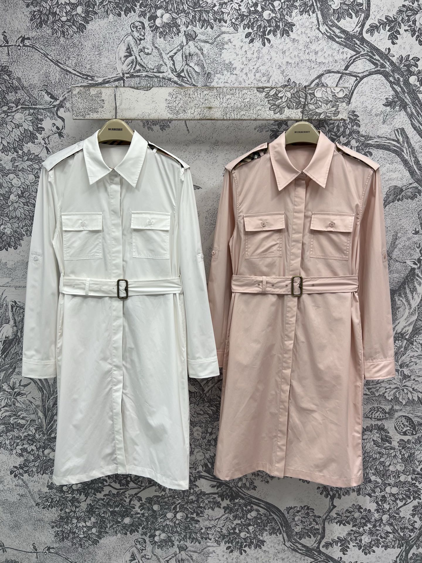 NO:331958,Bur Home 25 Spring and Summer New Long Trench Coat Jacket Minimalist Style Creates a Perfect Fashion Style. A cool and handsome Long Design Full of aura. Loose H-silhouette Styling Makes a High-Effect. Equipped with a fabric belt to close the waist. Easily divides the body proportions. The upper body shows temperament and age-reducing. Any combination looks good. Easy to layer and go out. Fashionable and concave style. Classic plaid splicing. It can be sweet, cool, age-reducing and advanced. The workmanship quality is very good. Two colors and three codes. SML, burberry, jackets & coats, alexander wang19860909Bur家25春夏新款 长款风衣外套 极简风格打造完美时尚风 拉风帅气的长款设计 气场十足 宽松H廓形版型显高效果 配有本布腰带收腰 轻松分割身材比例 上身超显气质又减龄 随便搭配都好看 轻松叠搭出门 时髦凹造型 经典格纹拼接 可甜可酷减龄又高级 做工品质都很赞 两色三码 SML,,burberry,jackets & coats,alexander wang,Women's clothing