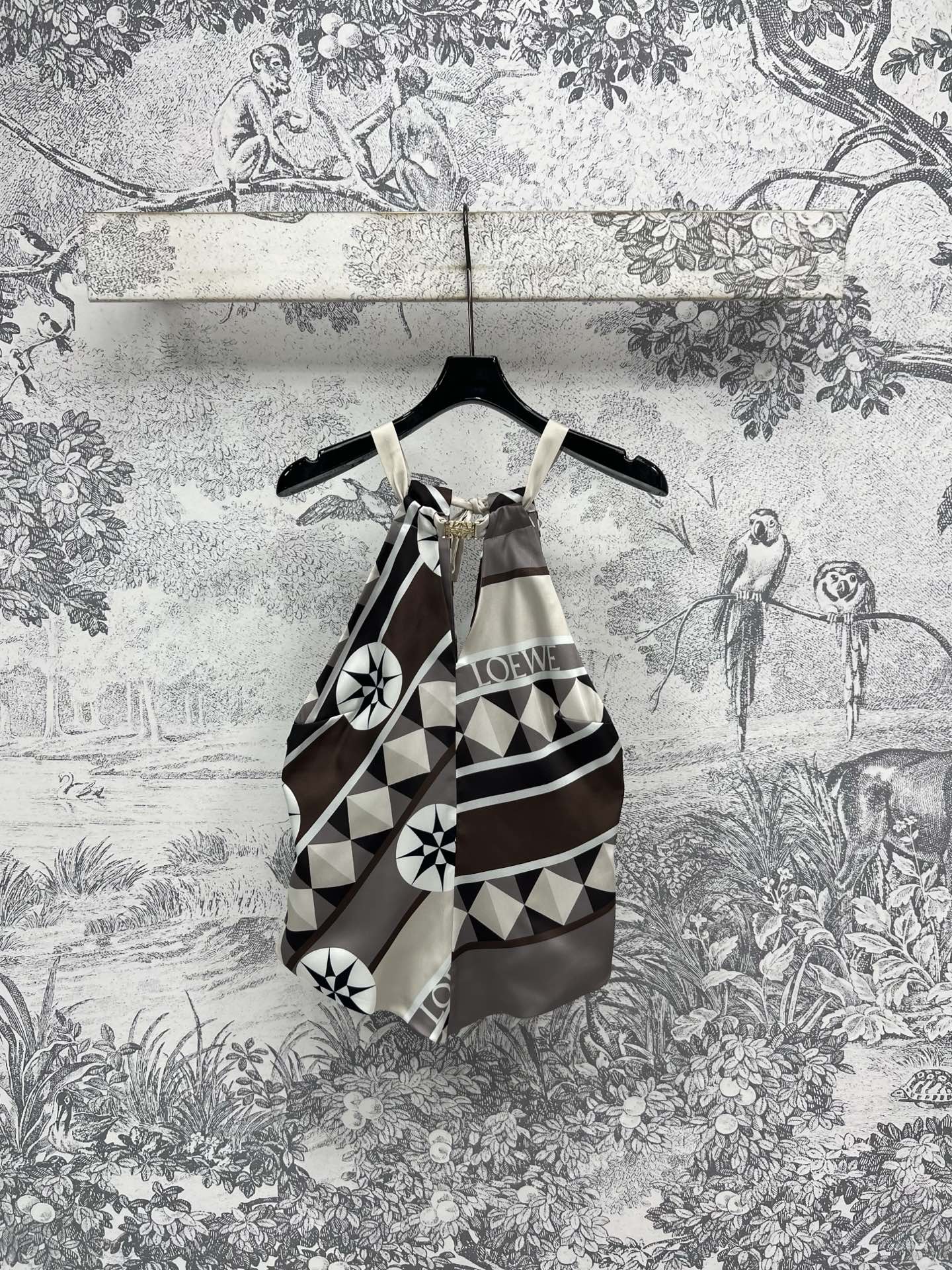 NO:331941,LW Home 25 Spring and Summer New Style Contrast Color Puzzle Series Slingless Top Decorated with Geometric Puzzle Pattern Print Elegant and fashionable Fabric Comfortable and Lightweight Silky Slim and Skinny A series of matching upper body to make you look slim and cover your flesh and temperament Full of high-end feeling Super good looking Home and leisure are all good in one color and three codes SML, alexander wang19860909LW家 25春夏新款 撞色拼图系列 吊带无袖上衣 装饰有几何拼图图案印花 典雅又时髦 面料舒适轻薄 丝滑亲肤 一系列搭配上身显瘦遮肉又显气质 满满的高级感 超级好看 家居休闲都不错一色三码 SML,,alexander wang,Women's clothing