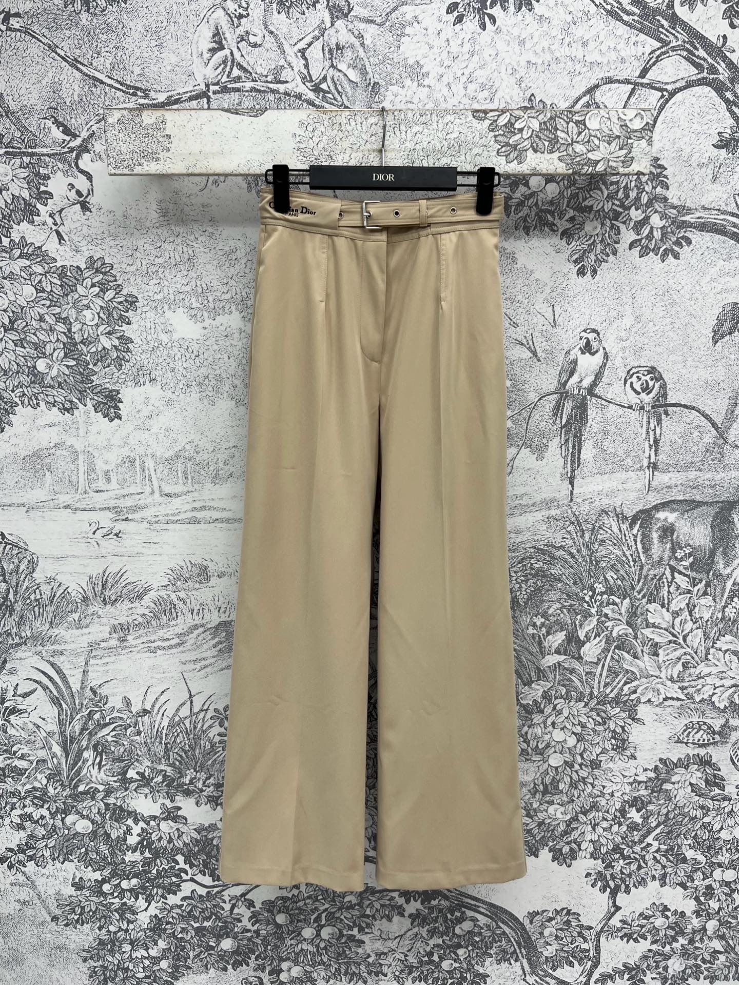 NO:332194,D Home 25 Spring and Summer New Embroidered Logo Belt Decorative Suit Pants The upper body immediately creates the feeling of chest full of legs. It is invincible and slim. The drooping feels amazing. It is instantly elongated with a short suit. It is quite friendly to small people. The belt design is full. Simple, high-end and durable with a fashionable atmosphere. It is good for commuting and leisure. One color and three codes. SML, dior, business suit, alexander wang19860909D家 25春夏新款 刺绣logo腰带装饰西装裤 上身立马营造胸一下全是腿的感觉 无敌巨巨巨显瘦 垂感简直棒极了 搭配短装瞬间拉长比例 对小个子相当友好 腰带设计感满满 简约高级又耐看自带减龄时髦氛围 通勤休闲都不错 一色三码 SML,,dior,business suit,alexander wang,Women's clothing