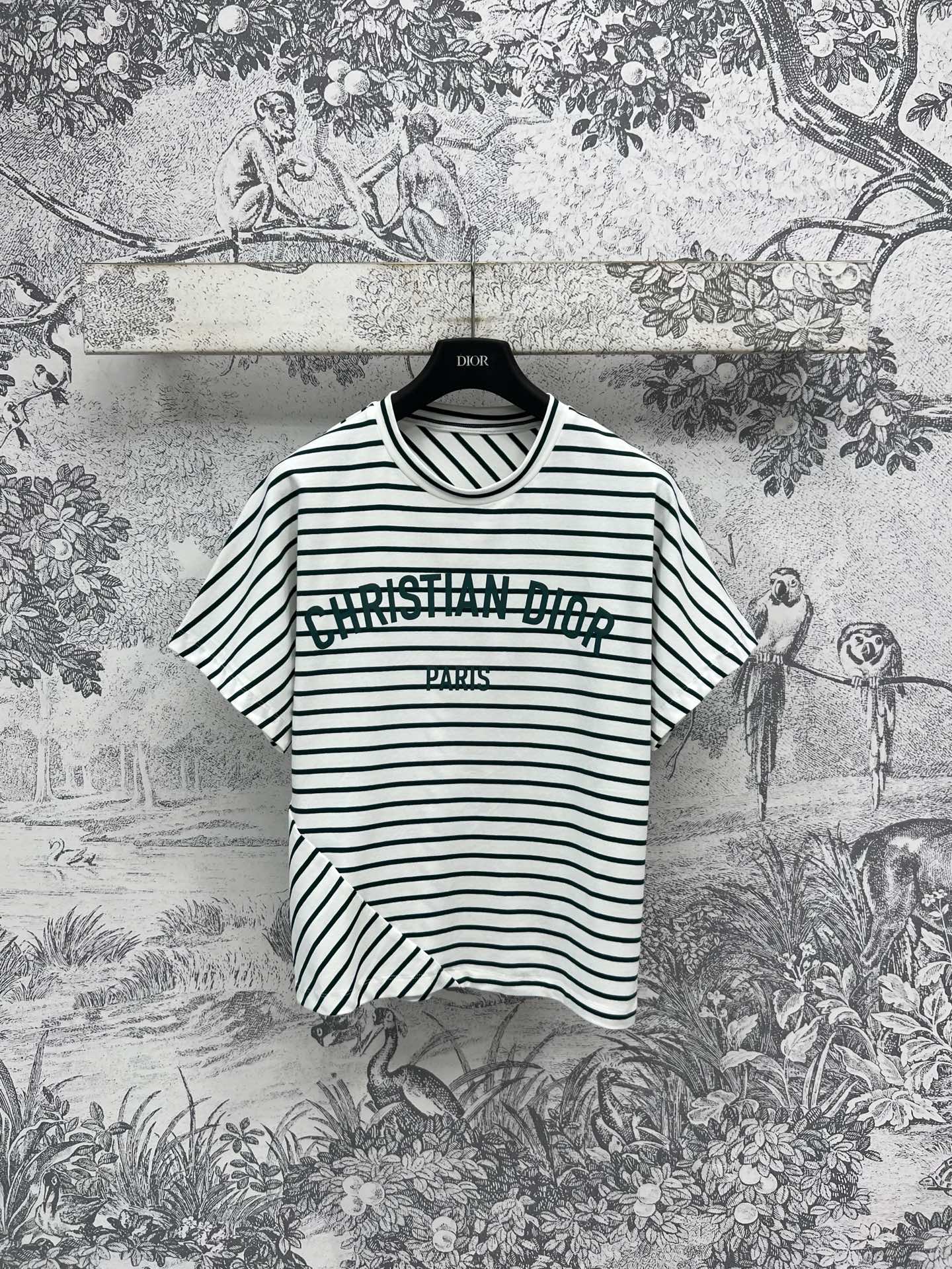 NO:332200,D Home 25 Spring and Summer New logo printed striped short-sleeved T-shirt Imported pure cotton fabric Stripe locked color makes it white and full Three-dimensional loose cut Small loose fitting covers the flesh and makes it look slimming. Very versatile and fashionable items One color three codes SML,,dior,T-shirt,tees,t-shirt,alexander wang19860909D家 25春夏新款 logo印花条纹短袖T恤 进口纯棉面料 条纹控锁死颜色显白又饱满 立体宽松剪裁 小宽松版型遮肉又显瘦 非常百搭的时髦单品 一色三码 SML,,dior,T-shirt,tees，t-shirt,alexander wang,Women's clothing