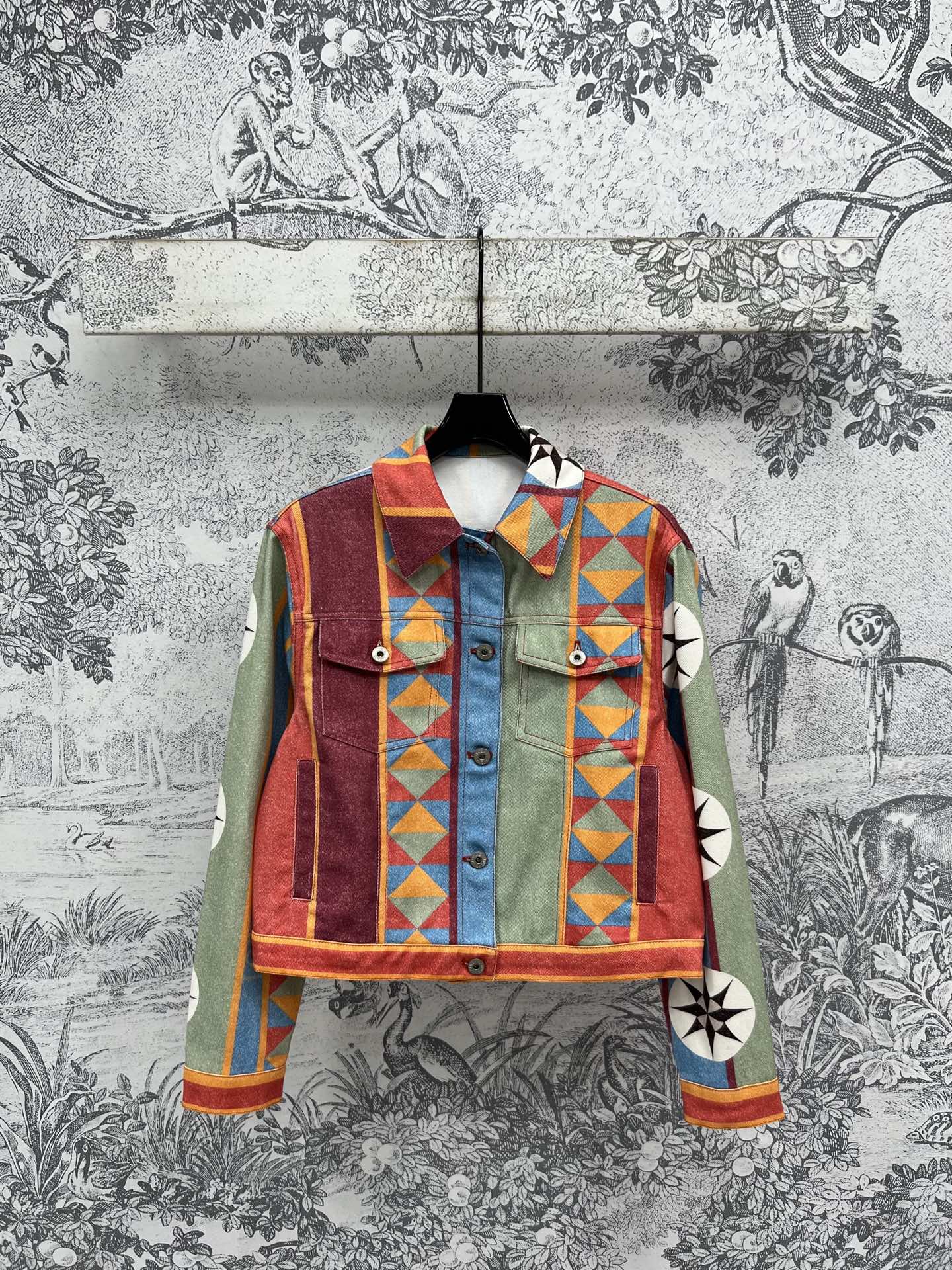 NO:332206,LW Home 25 Spring and Summer New Style Contrast Puzzle Print Denim Series Lapel Jacket Jacket Full of High-end Original Customized Hardware Buttons Use Customized Contrast Puzzle Print Denim Fabric With Fashionable Tone It is simple and high-end to match with any item. The upper body can be salty or sweet. It does not pick on the figure. The short style improves the waistline and shows off the long legs. It is also good to match with the same series of shorts and trousers. One color and three sizes SML, shorts, jackets & coats, jackets & coats, alexander wang19860909LW家 25春夏新款 撞色拼图印花牛仔系列 翻领夹克外套 高级感满满 原版定制五金纽扣 采用定制撞色拼图印花牛仔面料 自带时髦腔调 搭配任何单品都简约高级 上身可盐可甜 不挑身材 短款版型提高腰线 超显大长腿 搭配同系列短裤长裤也不错哦一色三码 SML,,shorts,jackets & coats,jackets & coats,alexander wang,Women's clothing