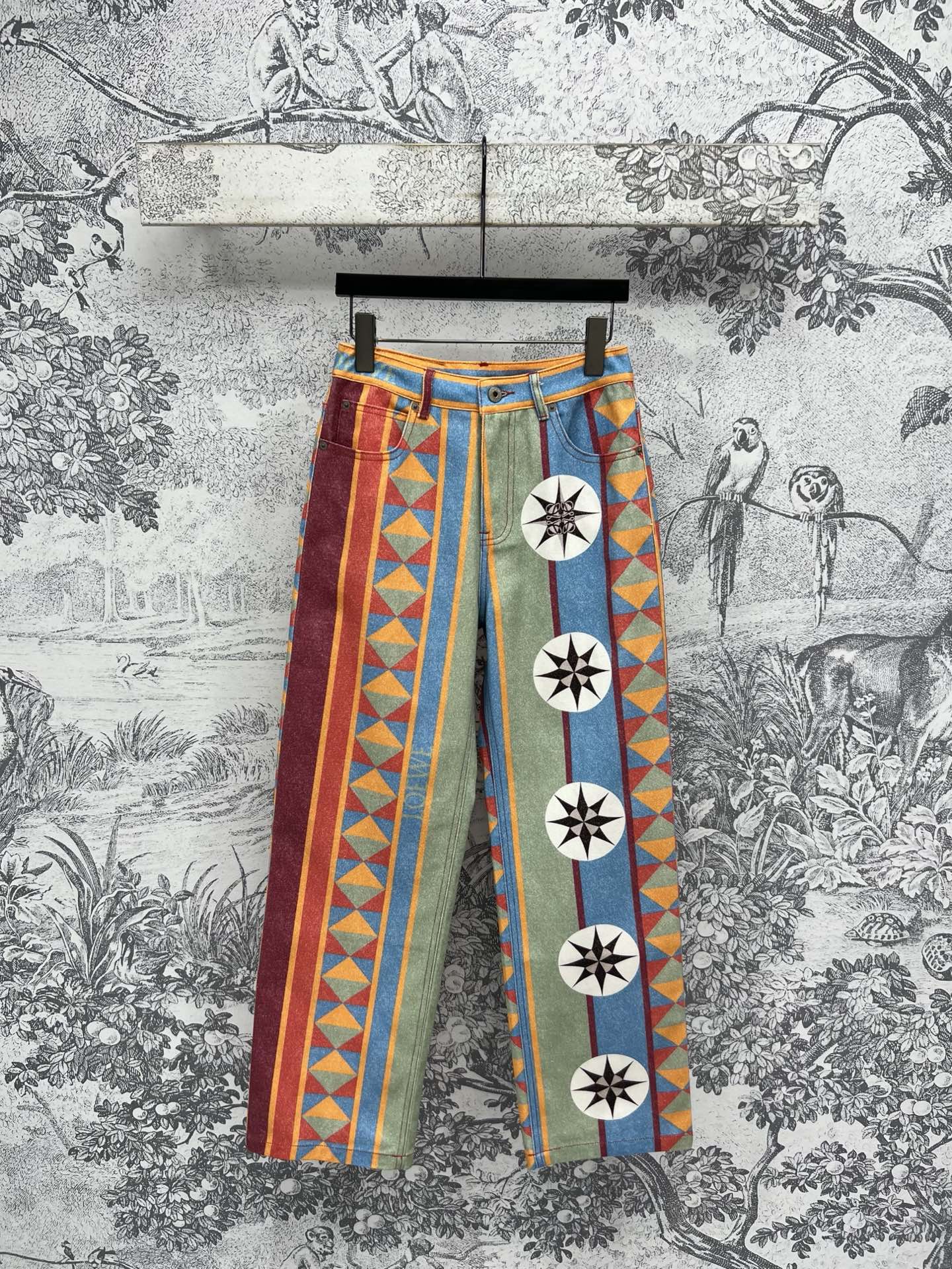 NO:332189,LW Home 25 Spring and Summer New Style Contrast Color Puzzle Print Denim Series High-waisted Wide-Level Trousers Use Custom Contrast Color Puzzle Print Denim Fabric With Fashionable Temperature Retro and Modern Texture Soft and Comfortable High-waisted Wide-Level Style Three-dimensional Cut High-waisted High-waist Can Tighten the Belly and Waist Extend Legs Leather Logo Embellishment Daily versatile styles Freely match any style One color Three codes SML, alexander wang19860909LW家 25春夏新款 撞色拼图印花牛仔系列 高腰阔腿长裤 采用定制撞色拼图印花牛仔面料 自带时髦腔调 复古又摩登 质感柔软舒 高腰阔腿版型 立体剪裁高腰可以收腹收腰 拉长腿部比例 皮革logo点缀 日常百搭款 随意搭配任何风格 一色三码 SML,,alexander wang,Women's clothing