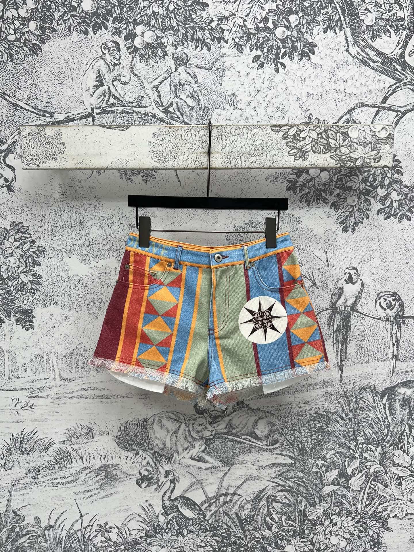 NO:332212,LW Home 25 Spring and Summer New Style Contrast Puzzle Print Denim Series Tassel Denim Shorts Use custom Contrast Puzzle Print Denim fabric Full texture, soft and comfortable, High-waisted A-line style, Trouser leg tassel design, full of personality, very modified leg shape, suitable for any body shape, leather logo embellishment, daily versatile style, free to match any style, one color, three codes, SML, shorts, alexander wang19860909LW家 25春夏新款 撞色拼图印花牛仔系列 流苏牛仔短裤 采用定制撞色拼图印花牛仔面料 设计质感满满 质感柔软舒 高腰A字版型 裤腿流苏设计 个性十足 版型十分修饰腿型 适任何身形都可以驾驭 皮革logo点缀 日常百搭款 随意搭配任何风格 一色三码 SML,,shorts,alexander wang,Women's clothing