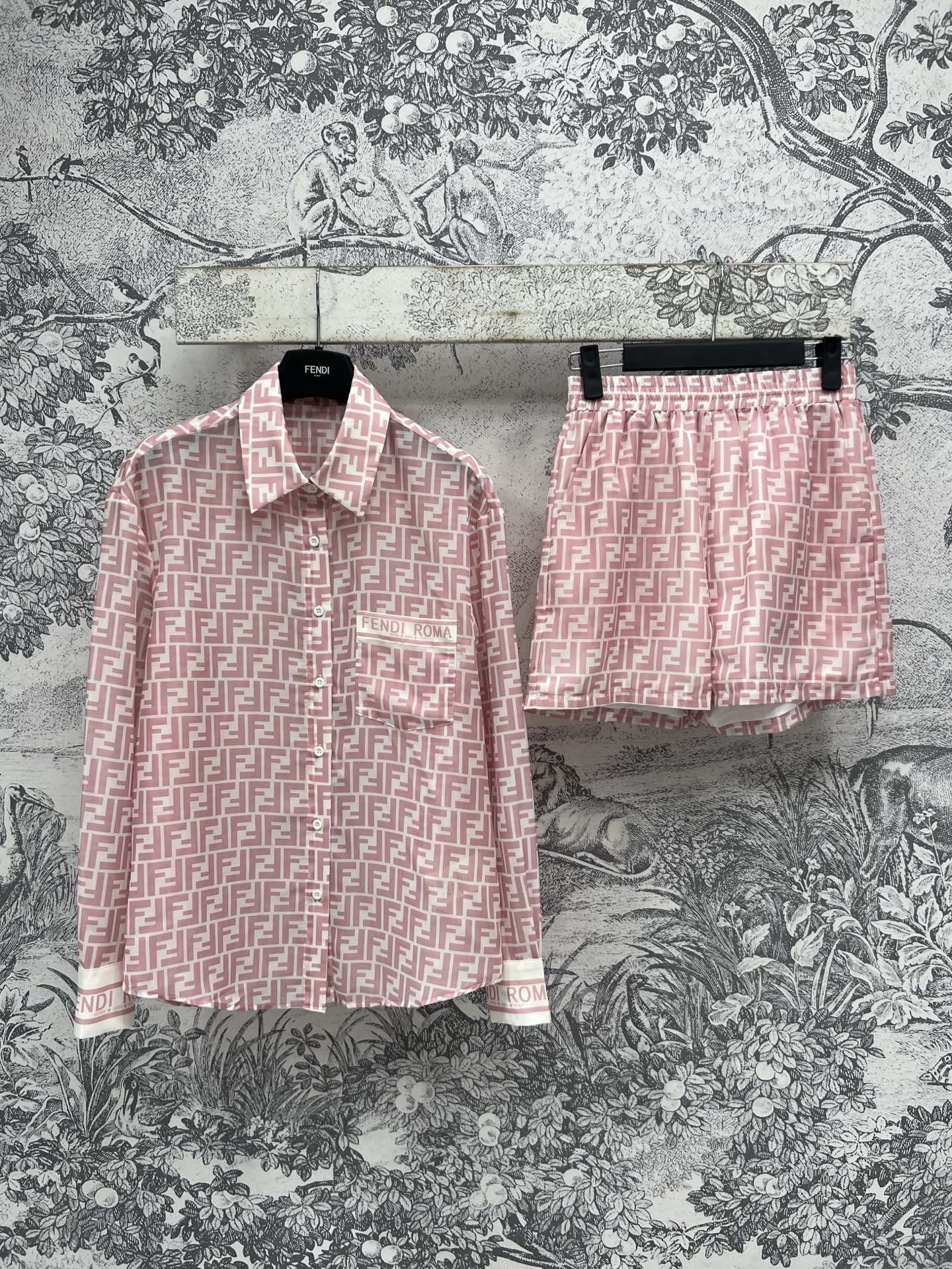 NO:332195,FD Home 25 Spring and Summer New Style Fashionable Essential Set Double F Jacquard Shirt Set Lapel Shirt   High Waist Shorts A set of top-body is absolutely fashionable and handsome Classic full-length logo jacquard low-key luxury and high-end casual and lazy style that can be sweet and salty. It is not picky about people and looks slim on the upper body. It looks good when worn separately. A fresh summer match. Two colors and three sizes. SML,,dior, shorts,shirts,alexander wang19860909FD家 25春夏新款 时髦精必备套装 双F提花衬衫套装 翻领衬衫 高腰短裤 一套上身绝绝子 时髦又帅气 经典满幅logo提花低调奢华又高级 可甜可盐的休闲慵懒风 不挑人版型上身巨显瘦 分开单穿都好看 夏季的小清新搭配 两色三码 SML,,dior,shorts,shirts,alexander wang,Women's clothing