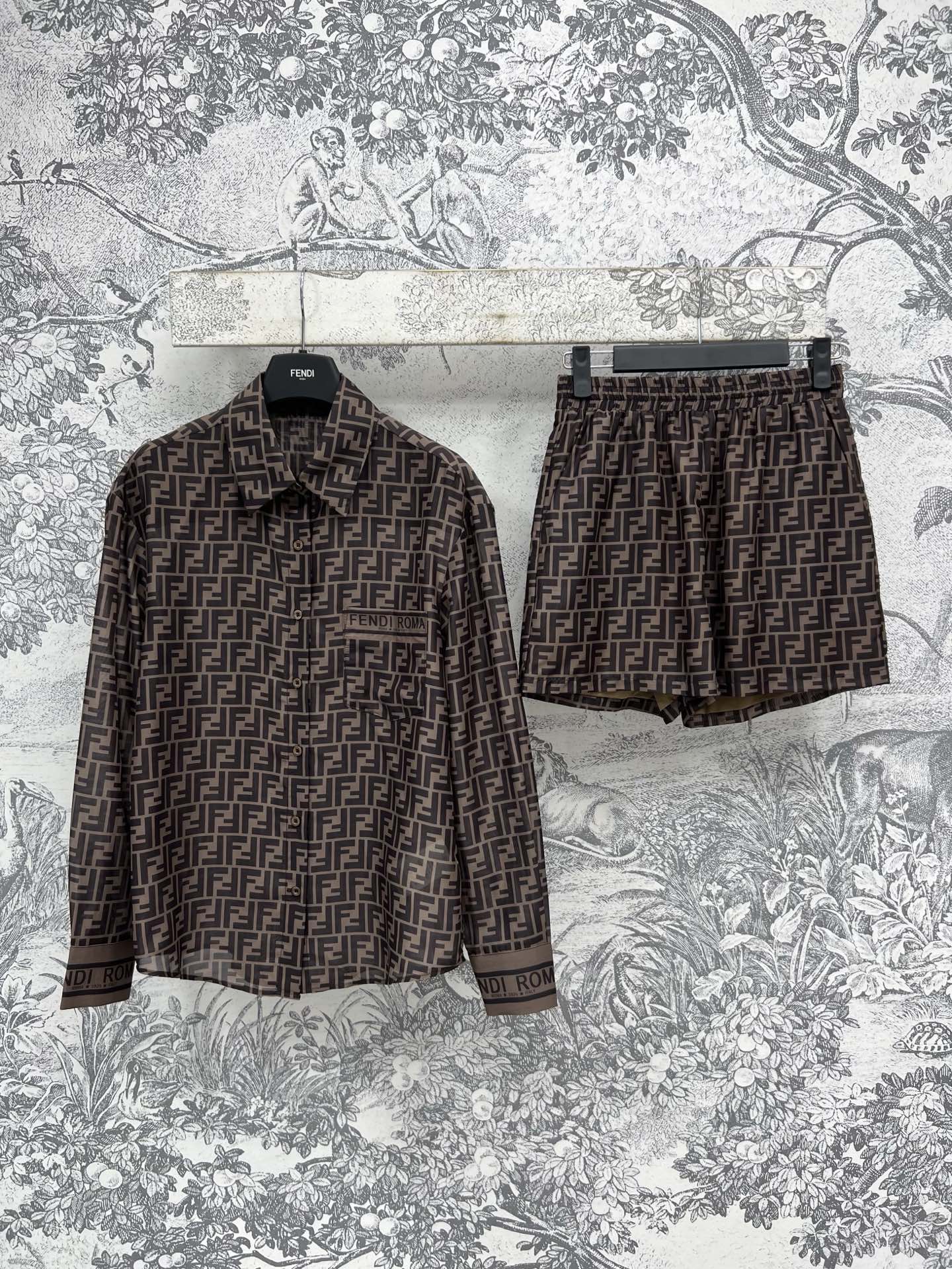 NO:332201,FD Home 25 Spring and Summer New Style Fashionable Essential Set Double F Jacquard Shirt Set Lapel Shirt   High Waist Shorts A set of top-body is absolutely fashionable and handsome Classic full-length logo jacquard low-key luxury and high-end casual and lazy style that can be sweet and salty. It is not picky about people and looks slim on the upper body. It looks good when worn separately. A fresh summer match. Two colors and three sizes. SML,,dior, shorts,shirts,alexander wang19860909FD家 25春夏新款 时髦精必备套装 双F提花衬衫套装 翻领衬衫 高腰短裤 一套上身绝绝子 时髦又帅气 经典满幅logo提花低调奢华又高级 可甜可盐的休闲慵懒风 不挑人版型上身巨显瘦 分开单穿都好看 夏季的小清新搭配 两色三码 SML,,dior,shorts,shirts,alexander wang,Women's clothing