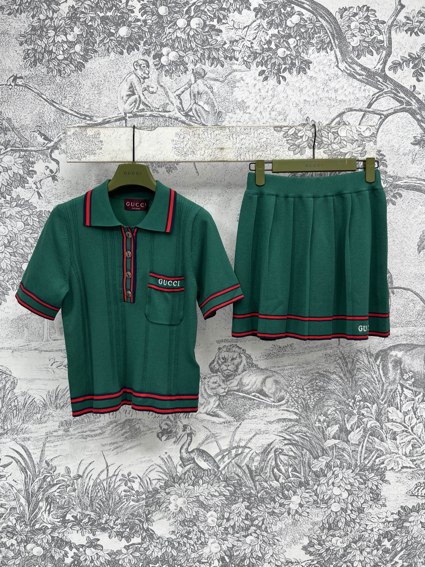 NO:332207,Top, Skirt G Home 25 Spring and Summer New Polo Collar Short Sleeve Top   Pleated Short Skirt, Chest Logo Embroidery Decoration Contrast Striped Polo Collar Design, Long Neck Line, Modify Face Shape, Moderate Clothes, All Heights, A Set of Casual and Sporty Style, Fashionable and Handsome, One Color Three Sizes, SML, Gucci, Skirts, T-shirt, Alexander Wang19860909上衣 半裙G家 25春夏新款 Polo领短袖上衣 百褶短裙 胸前logo刺绣装饰 撞色条纹Polo领设计 拉长脖颈线条 修饰脸型 衣长适中 各种身高都能驾驭 一套上身休闲时髦的运动风 上身时髦又帅气 一色三码 SML,,gucci,skirts,T-shirt,alexander wang,Women's clothing