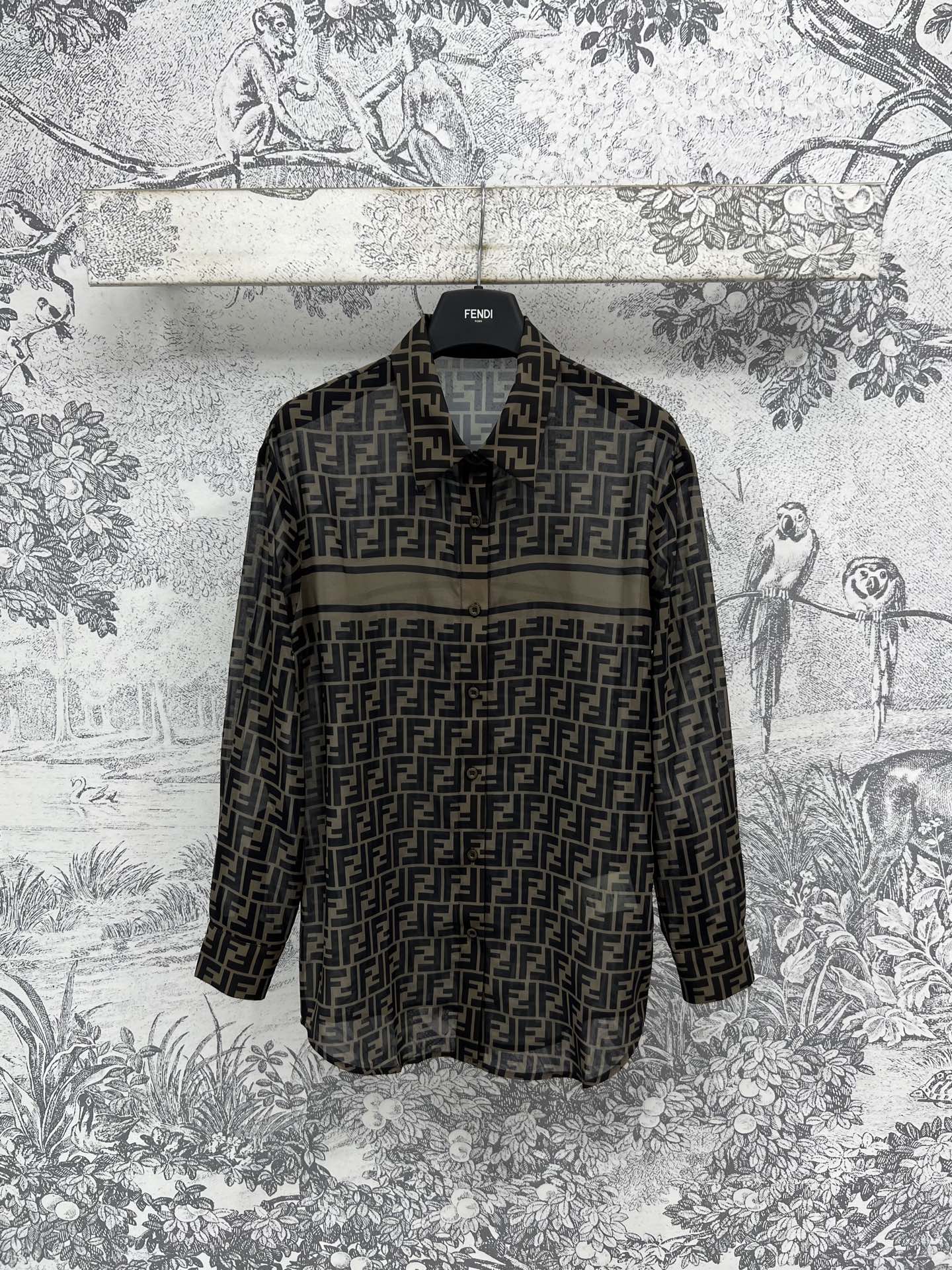 NO:332196,FD Home 25 Spring and Summer New Double F Barrage Presbyterian Shirts Fashionable and fashionable Silhouette BF style Loose and comfortable Not to pick people The fabric is thin and not pressed down. Paired with the same series of skirts, sweet or salty and lazy temperament, the upper body is super slim and age-reducing, good date and leisure, one color three sizes SML, dior, skirts, shirts, alexander wang19860909FD家 25春夏新款 双F弹幕老花衬衫 洋气又带时髦感 廓形BF风版型 宽松舒适不挑人 面料轻薄不压身 搭配同系列半裙 可甜可咸慵懒风气质 上身超级显瘦减龄 约会休闲都不错 一色三码 SML,,dior,skirts,shirts,alexander wang,Women's clothing