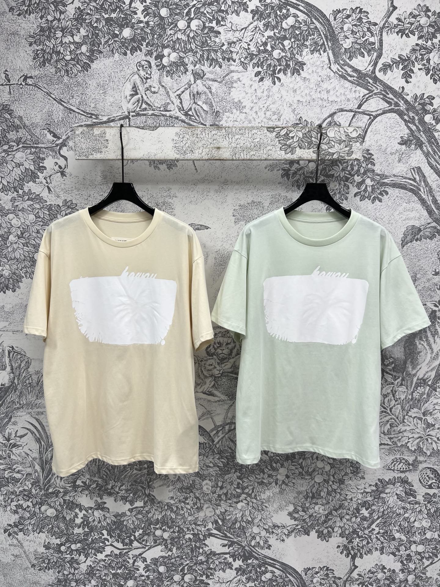 NO:332214,Spring and summer new style contrast printing loose short-sleeved T-shirt Simple and basic style versatile and not picky. Loose style hides flesh and makes you look slimming everyday must-have Pure cotton material. Any body can be easily controlled. Two colors and three codes SML, T-shirt,tees, t-shirt,alexander wang19860909春夏新款 撞色印花宽松短袖T恤 简洁基础款 百搭不挑人 宽松版型藏肉显瘦 日常必备 纯棉料 任何身材都能好驾驭 两色三码 SML,,T-shirt,tees，t-shirt,alexander wang,Women's clothing