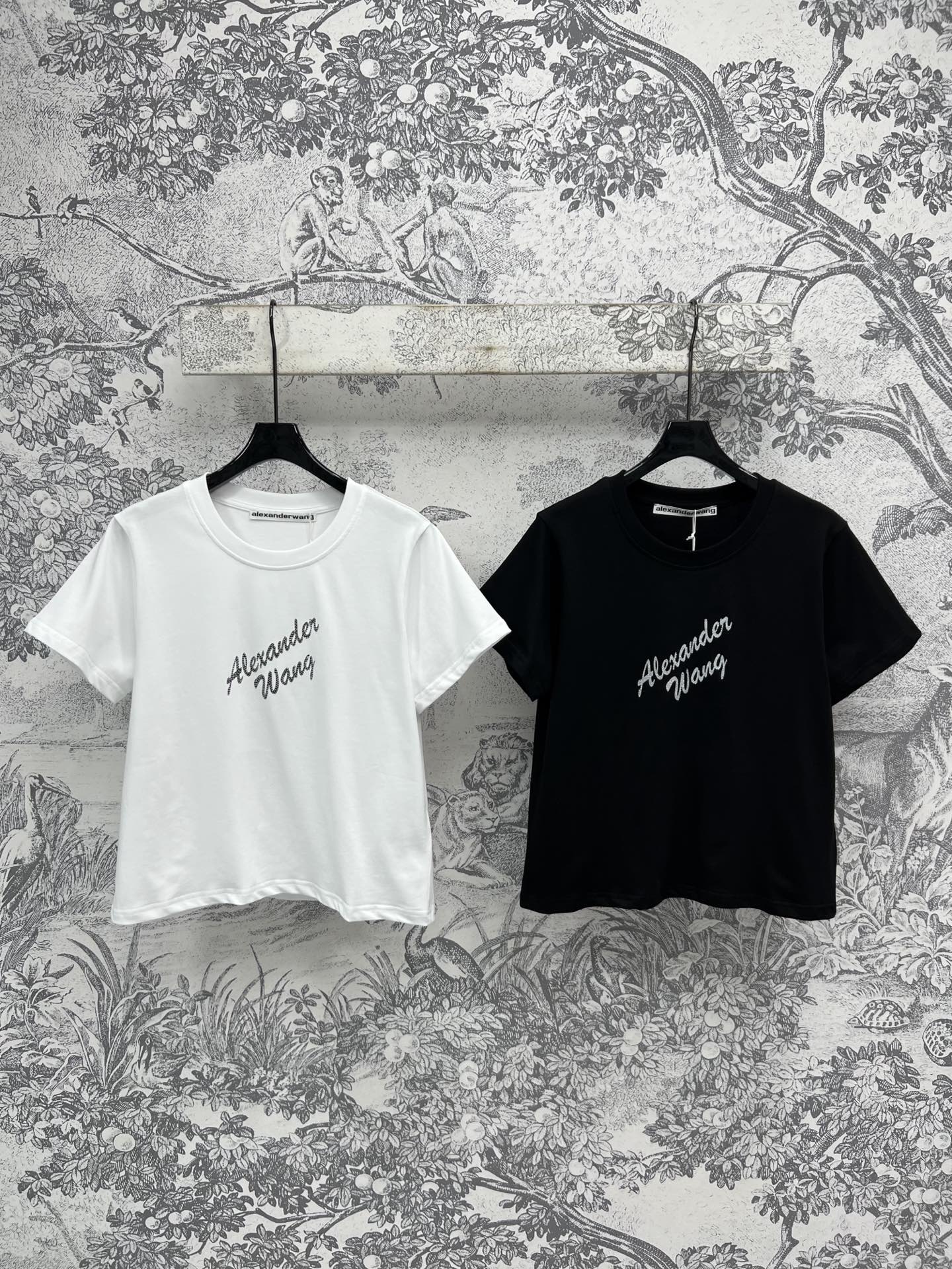 NO:332217,AW Home 25 Spring and Summer New logo printed short short-sleeved T-shirt Simple solid color to create a fresh and versatile and fashionable item. Color-blocking logo printed pattern embellishes the brand's charm, loose body casual and casual. Short style, easy to divide the body proportions and look good with a skirt. Fashionable and age-reducing and girlish two colors and three codes SML, skirts, T-shirt, tees, t-shirt, alexander wang19860909AW家 25春夏新款 logo印花短款短袖T恤 简约纯色打造清新百搭时髦单品 胸前拼色Logo印花图案点缀 彰显品牌魅力宽松的衣身休闲随性 短款版型上身轻松分割身材比例随便搭配一个半裙就很好看 时髦减龄又少女 两色三码 SML,,skirts,T-shirt,tees，t-shirt,alexander wang,Women's clothing