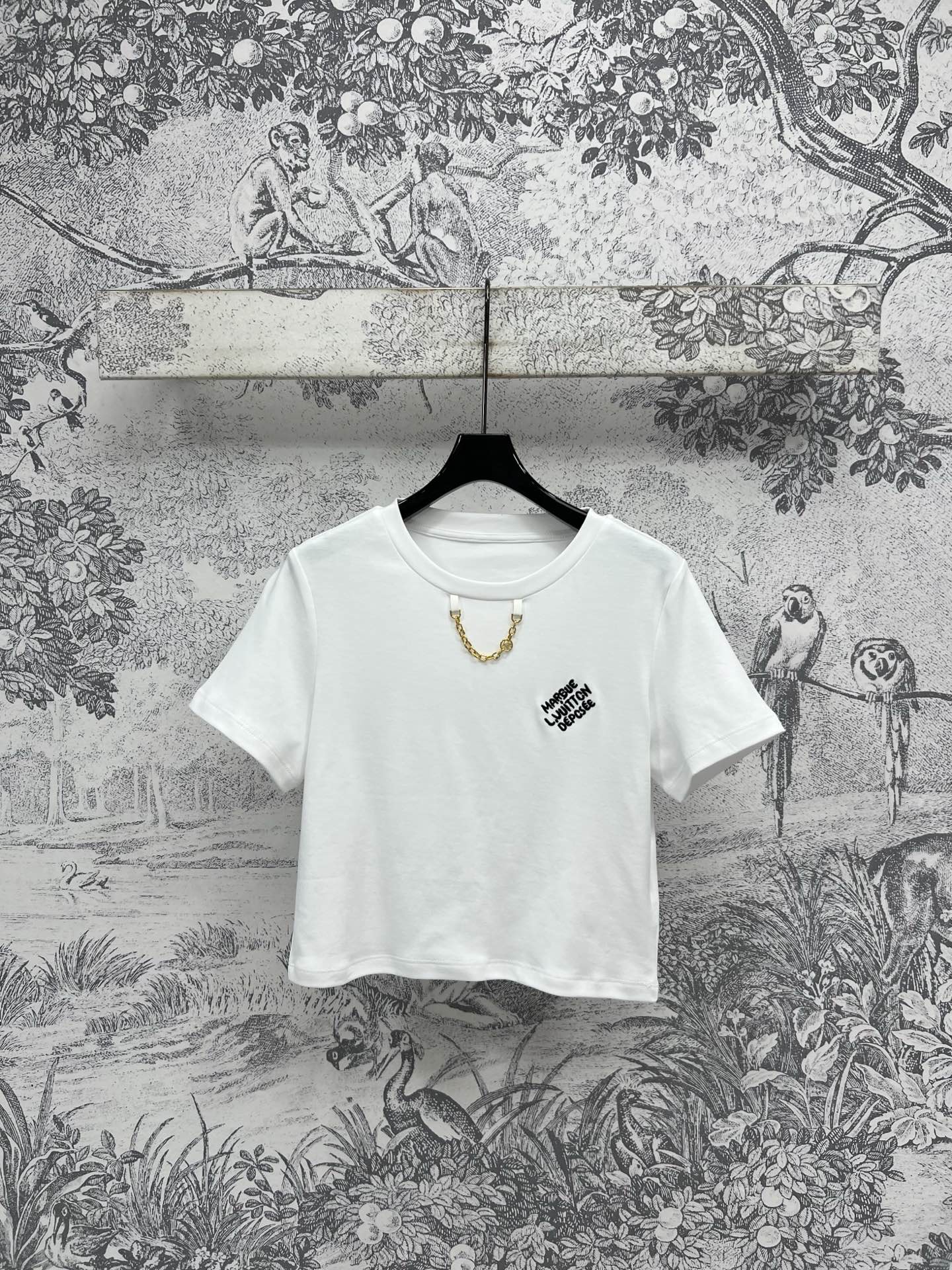 NO:332225,L Home 25 Spring and Summer New Logo Embroidery Short Short Sleeve T-shirt Simple Solid Color Creates Fresh and Versatile Fashionable Products Contrasted Letter Embroidery Logo Embellishes the brand’s charm, loose body, casual and casual. Short style, easy to divide the body proportions and match it with a skirt, look very good. Fashionable and age-reducing and girly. Three-code SML,,louis vuitton, skirts, T-shirt,tees, t-shirt,alexander wang19860909L家 25春夏新款 logo刺绣短款短袖T恤 简约纯色打造清新百搭时髦单品 胸口撞色字母刺绣Logo点缀 彰显品牌魅力宽松的衣身休闲随性 短款版型上身轻松分割身材比例随便搭配一个半裙就很好看 时髦减龄又少女 一色三码 SML,,louis vuitton,skirts,T-shirt,tees，t-shirt,alexander wang,Women's clothing