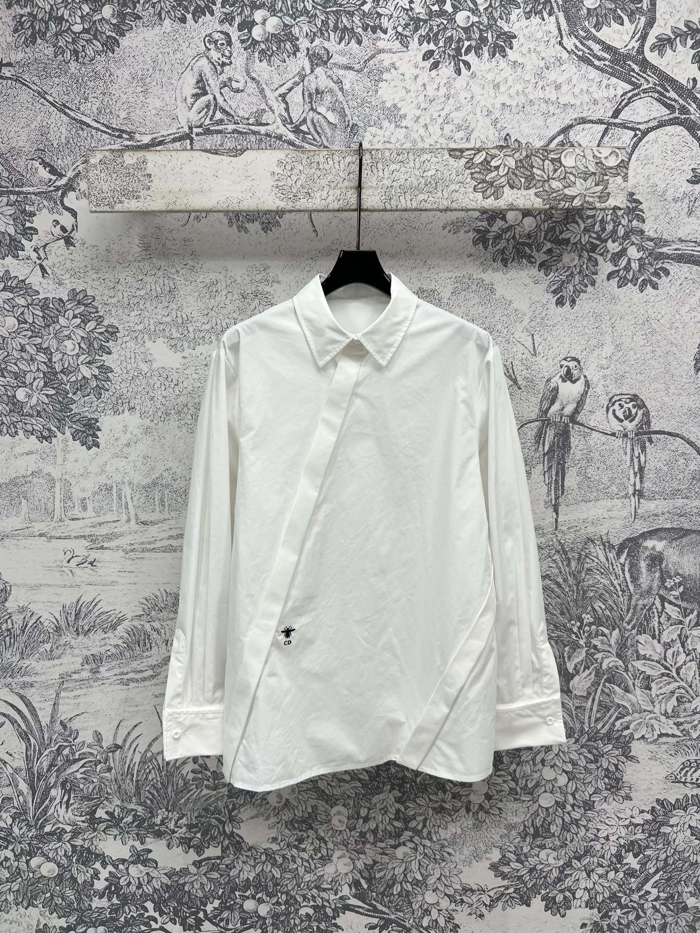 NO:332229,D Home 25 Spring and Summer New Style, Slanted Long Sleeve Shirt, Solid Color, High-end and Versatile, Classic Embroidery Bee Embellished on the Right, Refined and Full, Loose Style, Slim and Fashionable, It's good to wear alone or for external wear, One Color, Three SML, Dior, Shirts, Alexander Wang19860909D家 25春夏新款 斜扣长袖衬衫 纯色高级百搭 右侧经典刺绣小蜜蜂点缀 精致感拉满 宽松版型显瘦时髦 单穿或者做外搭都很不错 一色三码 SML,,dior,shirts,alexander wang,Women's clothing