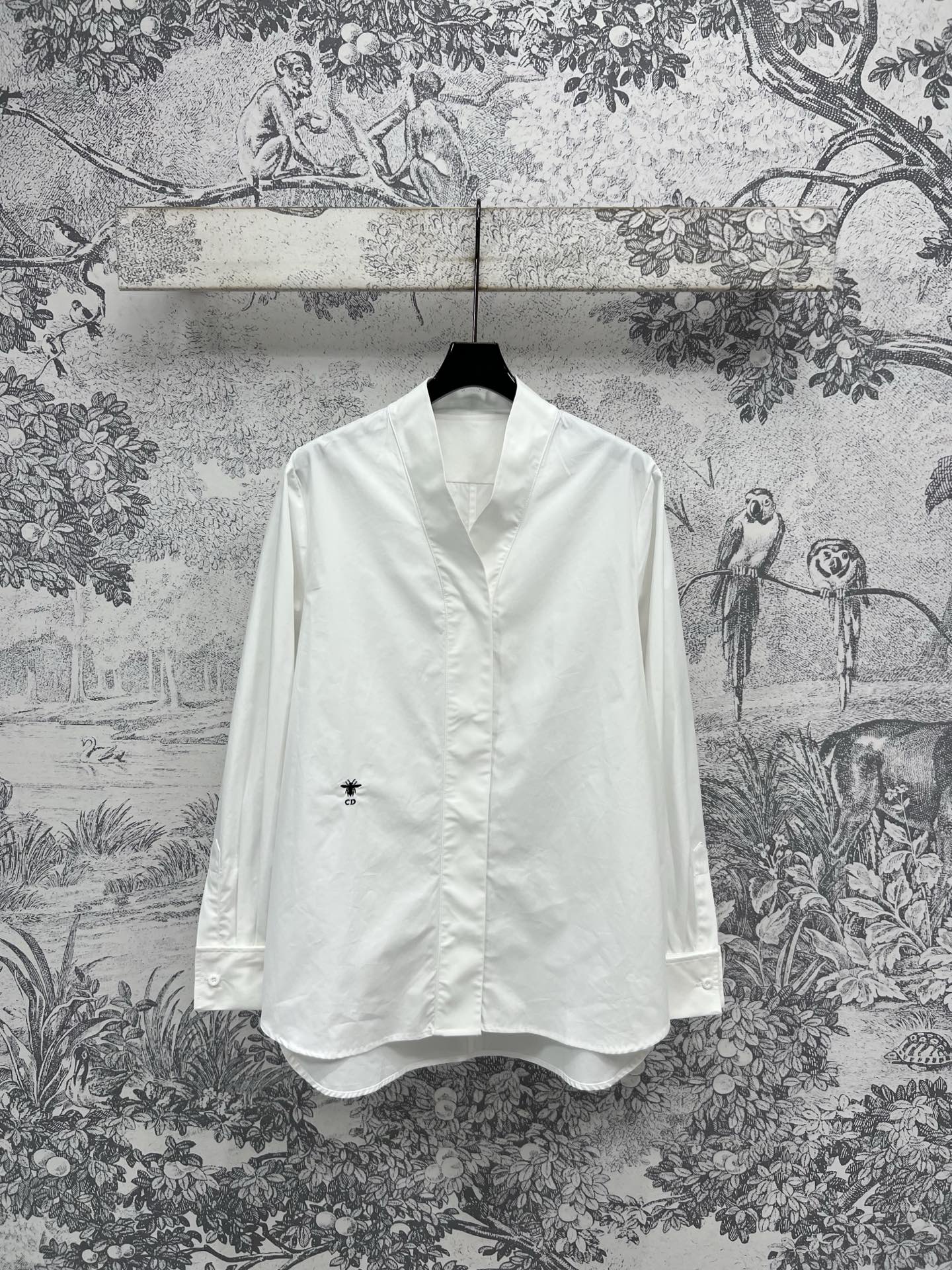 NO:332218,D Home 25 Spring and Summer New Kitchen Long Sleeve Shirts Hidden Button Design   Short Front and Long Back Design with Large Body and Large Body, Classic Embroidery Bee Embellishment Simple and Big Brand, Loose Style Not Picking People's Body and Comfortable and Fashionable Solid Color Shirts All-matched Products Everyday Single Wear or Single Vest is Very Good Two Colors Three Codes SML, Dior, Shirts, Alexander Wang19860909D家 25春夏新款 和服领长袖衬衫 隐藏式纽扣设计  前短后长的设计上身巨显身材比例经典的刺绣小蜜蜂点缀 简约又大牌 宽松版型不挑人上身舒适又时髦 纯色衬衫百搭单品 日常单穿或者叠单马甲都很不错 两色三码 SML,,dior,shirts,alexander wang,Women's clothing