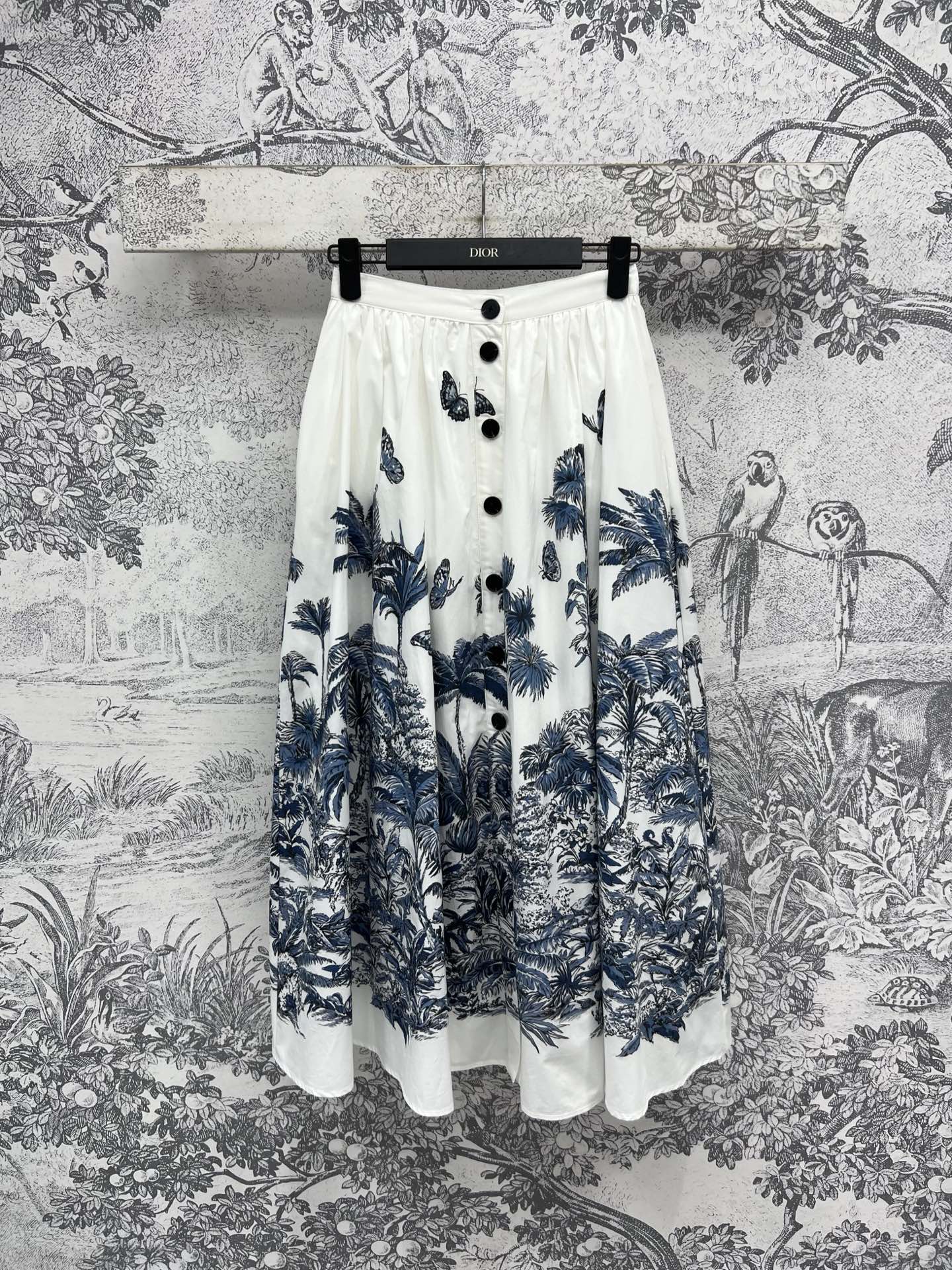 NO:332222,D Home 25 Spring and Summer New Coconut Print Single Breaked Skirt Customized Logo Buckle Single Breaked Design Three-dimensional Cut A-line Large Skirt Hem Extra Pull-Rated Sense of the Upper Body Customized Coconut Print Pure Coconut Print Pure Coconut Printed Coconut Printed Pure Coconut Texture Not Wrinkled, It looks more fashionable with a small short top. One color and three codes SML, dior, skirts, alexander wang19860909D家 25春夏新款 椰树印花单排扣半身裙 定制logo扣饰单排扣设计 立体剪裁a字大裙摆 上身超拉比例感 定制椰树印花纯棉面料不易变皱 搭配小短款上衣更显时髦 一色三码 SML,,dior,skirts,alexander wang,Women's clothing