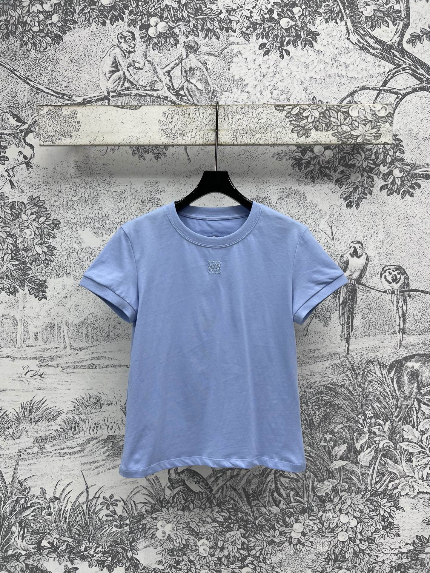 NO:332596,LW Home 25 Spring and Summer New Hollow Lace Short Sleeves Are used to wearing ordinary T-shirts. Accept this unique lace T-shirt. Show all the elegant and exquisite temperament. Refreshing and versatile. The back is spliced ​​with imported water-soluble lace embellishment. The upper body is super fashionable. The sweet and cool girl is handsome and casual. The upper body looks slim and tall and versatile. Three colors and three codes. SML, T-shirt,tees, t-shirt,alexander wang19860909LW家 25春夏新款 镂空蕾丝短袖 穿惯了普通T恤 收下这一件独特的蕾丝T恤吧 尽现优雅精致气质 清爽百搭 后背拼接进口水溶蕾丝花点缀 上身超时髦 甜酷风少女帅气随性气质 版型上身显瘦高挑又百搭 三色三码 SML,,T-shirt,tees，t-shirt,alexander wang,Women's clothing