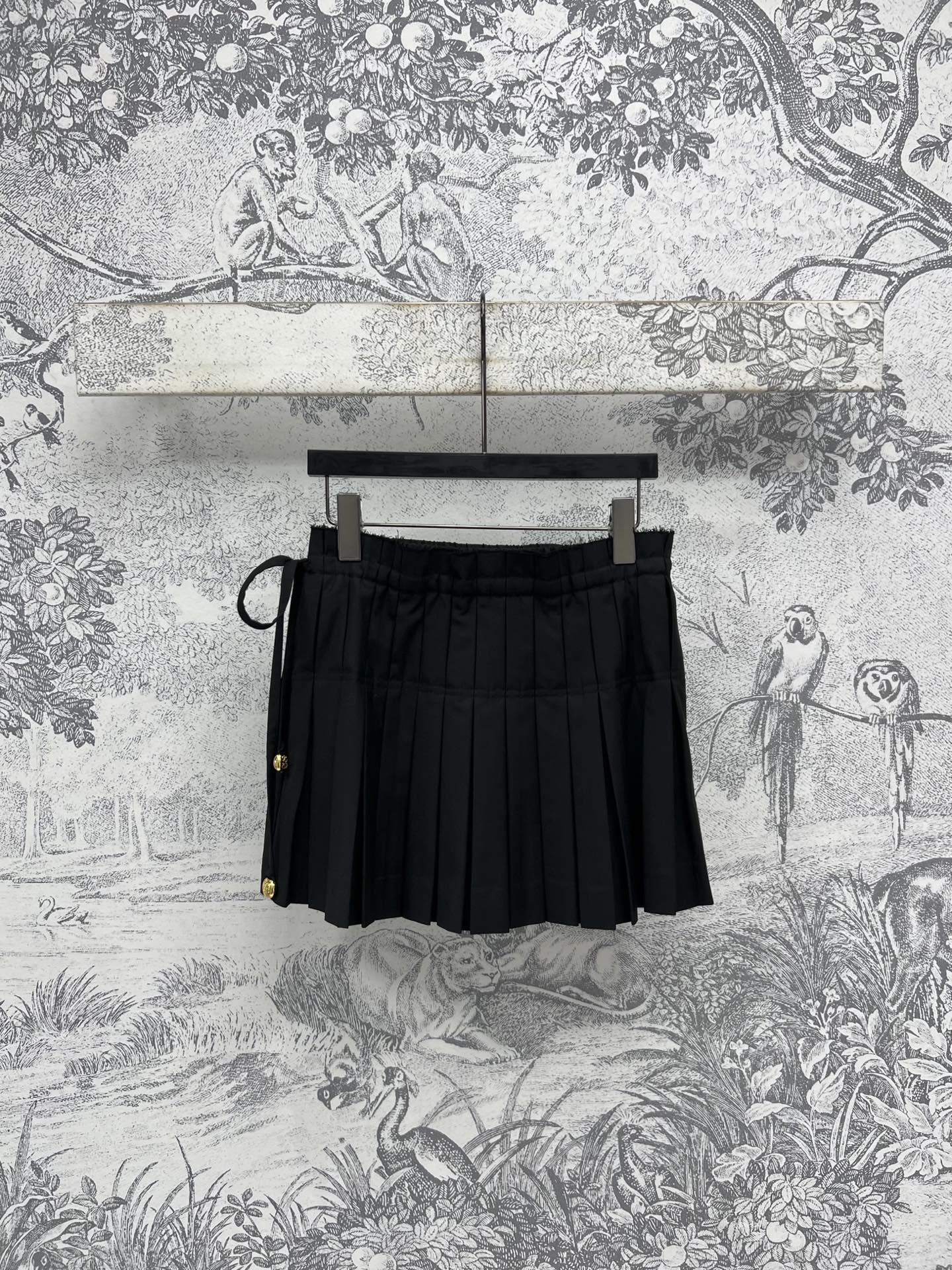 NO:332607,LW Home 25 Spring and Summer New Drawstring Pleated Short Skirts Daily Age-reducing and versatile items Front Pleated Short Skirts Design Back Bread Skirts Design Super Slim and Tall Logo Hardware Accessories Drawstring Embellishment Very Girly Design One Color Three Codes SML, Skirts, Alexander Wang19860909LW家 25春夏新款 抽绳百褶短裙 日常减龄又百搭单品 前面百褶短裙设计 后面包臀短裙设计 上身超级显瘦显高挑 logo五金配件抽绳点缀 非常少女心的设计 一色三码 SML,,skirts,alexander wang,Women's clothing