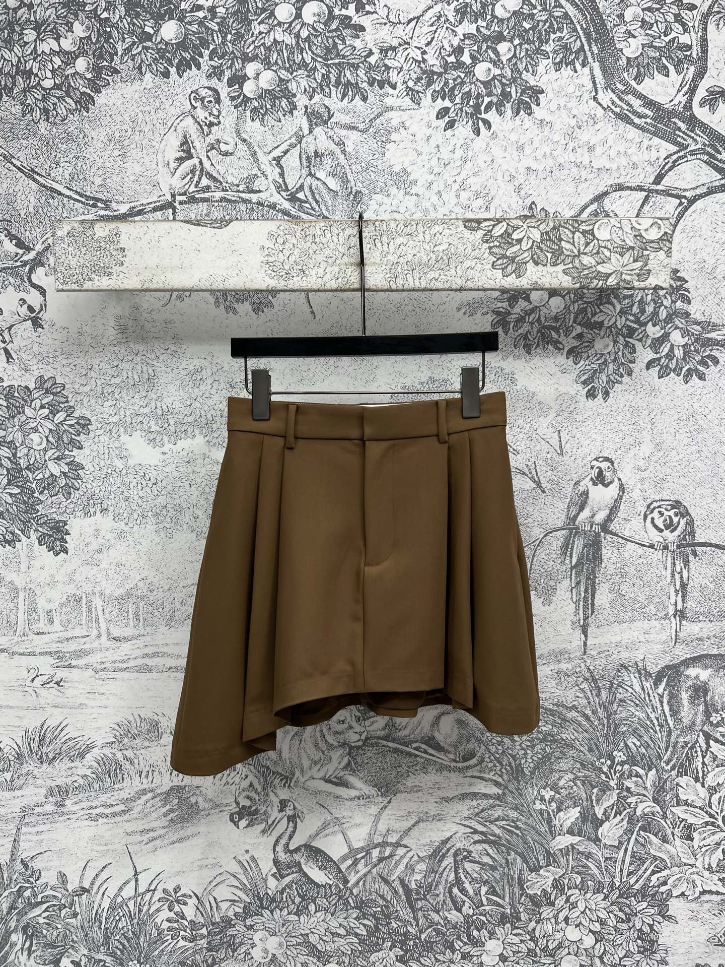 NO:332585,LW Home 25 Spring and Summer New Style Irregular pleated skirt The fabric is crisp and textured, which can maintain the skirt shape well. Irregular oblique matching design The upper body shows the proportion of the legs, fat and slim. The high-waisted style can easily wear fashionable beauty with any item. A must-have versatile item that is sweet and cool. One color and three codes SML, skirts, alexander wang19860909LW家 25春夏新款 不规则压褶短裙 面料挺括有质感 可以很好的保持裙形 不规则斜边搭配设计 上身很显腿部比例 赘肉又显瘦 高腰的版型 搭配任何单品都能轻松穿出时尚美感 可甜可酷的必备百搭单品 一色三码 SML,,skirts,alexander wang,Women's clothing