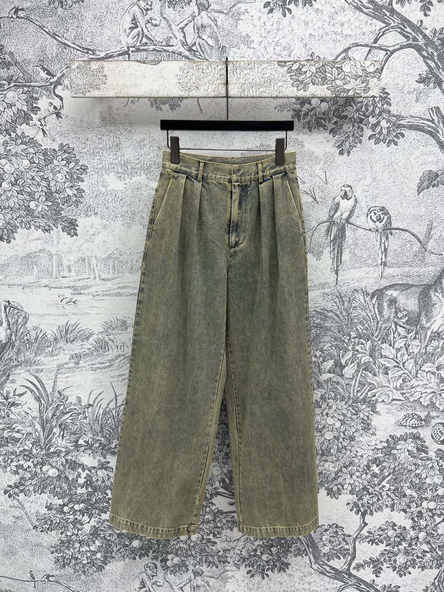 NO:332591,LW Home 25 Spring and Summer New Style Retro Aged Denim Wide Leg Pants Customized Retro Denim Fabric High-quality Texture Classic Brand Leather Brand Logo Embellishment Retro Aged Denim is super easy to match High-waisted straight-tube style is a must-have artifact for showing long legs Perfectly divided body proportions immediately Get 37 points Simple and fashionable Any T-shirt or shirt is super age-reducing. Everyday versatility is not picky about people in one color and three sizes SML, Shirts,tees, t-shirt,alexander wang19860909LW家 25春夏新款 复古做旧牛仔阔腿裤 定制复古色牛仔面料质感高级 经典品牌皮牌logo标点缀 复古做旧牛仔超级好搭配 高腰直筒版型显大长腿的必备神器 完美分割身材比例立马get三七分 简约又时髦 随便搭个T恤或者衬衫都超级减龄 日常百搭不挑人一色三码 SML,,shirts,tees，t-shirt,alexander wang,Women's clothing