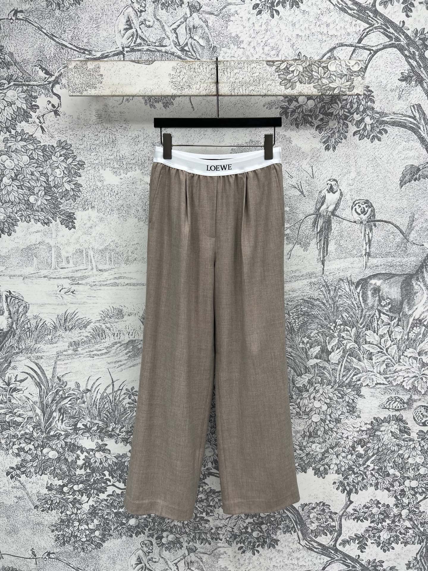 NO:332597,LW Home 25 Spring and Summer New logo webbing casual pants Letter webbing waist Classic brand letter logo highlights the brand charm The drape of imported suit fabric is super draped. The webbing elastic waist without restraint feels leg-swinging wide-leg pants The upper body is super slim, the eyes are closed and versatile and casual and handsome. It shows the vision of long legs in one second. Casual and fashionable daily commuting is very good. One color three codes SML, alexander wang19860909LW家 25春夏新款 logo织带休闲裤 字母织带腰头 经典的品牌字母Logo彰显品牌魅力 进口西服面料垂坠感超赞 织带松紧腰无束缚感甩腿阔腿裤 版型上身超显瘦 闭眼入百搭随性又帅气 一秒超显大长腿的视觉 休闲时髦日常出街通勤都很不错 一色三码 SML,,alexander wang,Women's clothing