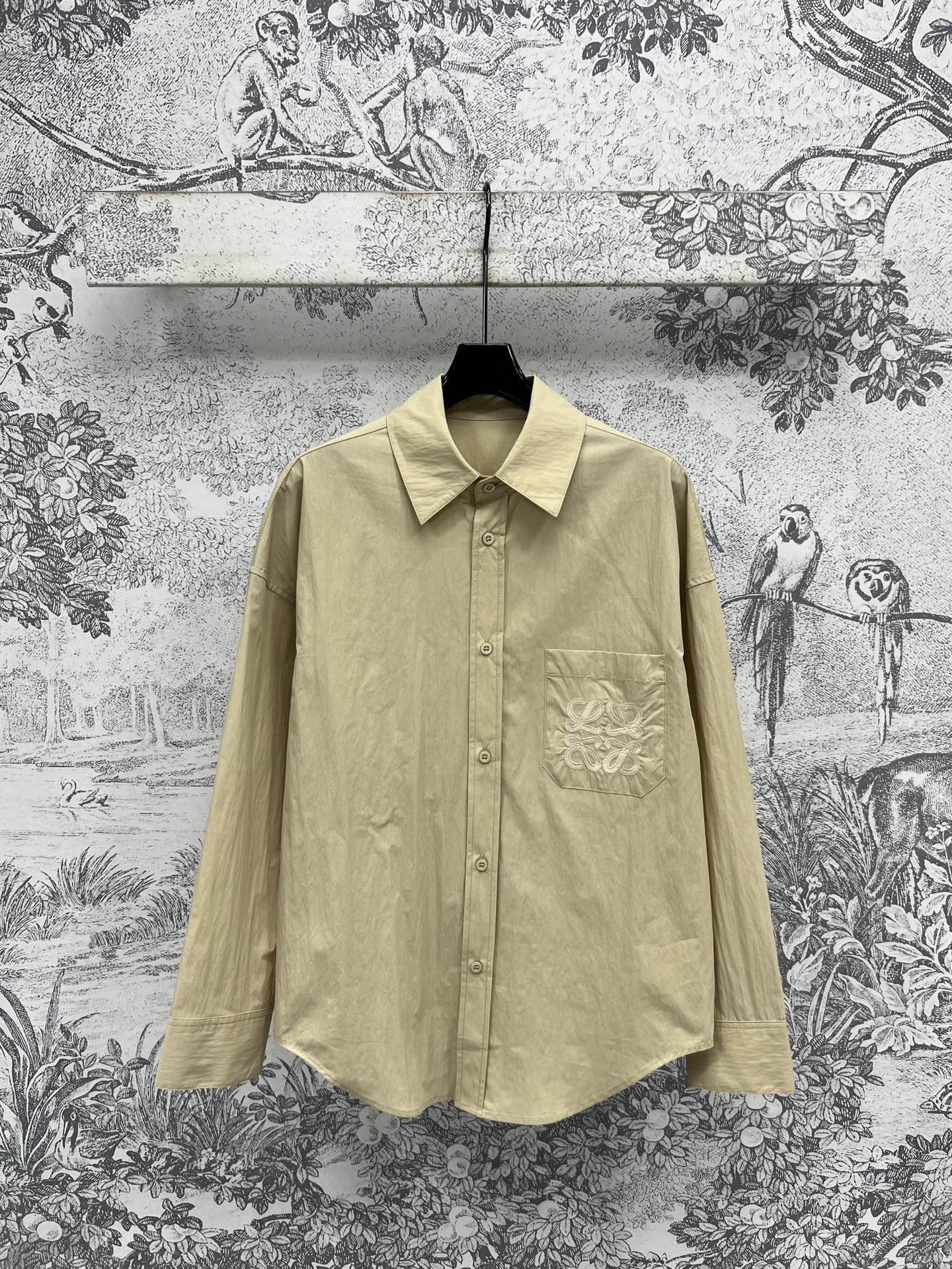 NO:332603,LW Home 25 Spring and Summer New Style Texture Lapel Shirts The fabric is quite wide and textured, high-end and durable, brand logo embellishment for chest embroidery, full of high-end texture, good breathability, comfortable and refreshing upper body, with a small refreshing feeling that reduces age, good looking whether it is worn alone or layered, easy to cover the flesh and make it look slimming, one color, three codes SML,,shirts,alexander wang19860909LW家 25春夏新款 肌理感翻领衬衫 面料挺阔有质感 高级耐看 胸前刺绣的品牌Logo点缀 高级感满满 肌理感在线透气性佳上身舒适清爽 自带减龄的小清新感 无论是单穿还是叠搭都好看 轻松遮肉显瘦 一色三码 SML,,shirts,alexander wang,Women's clothing