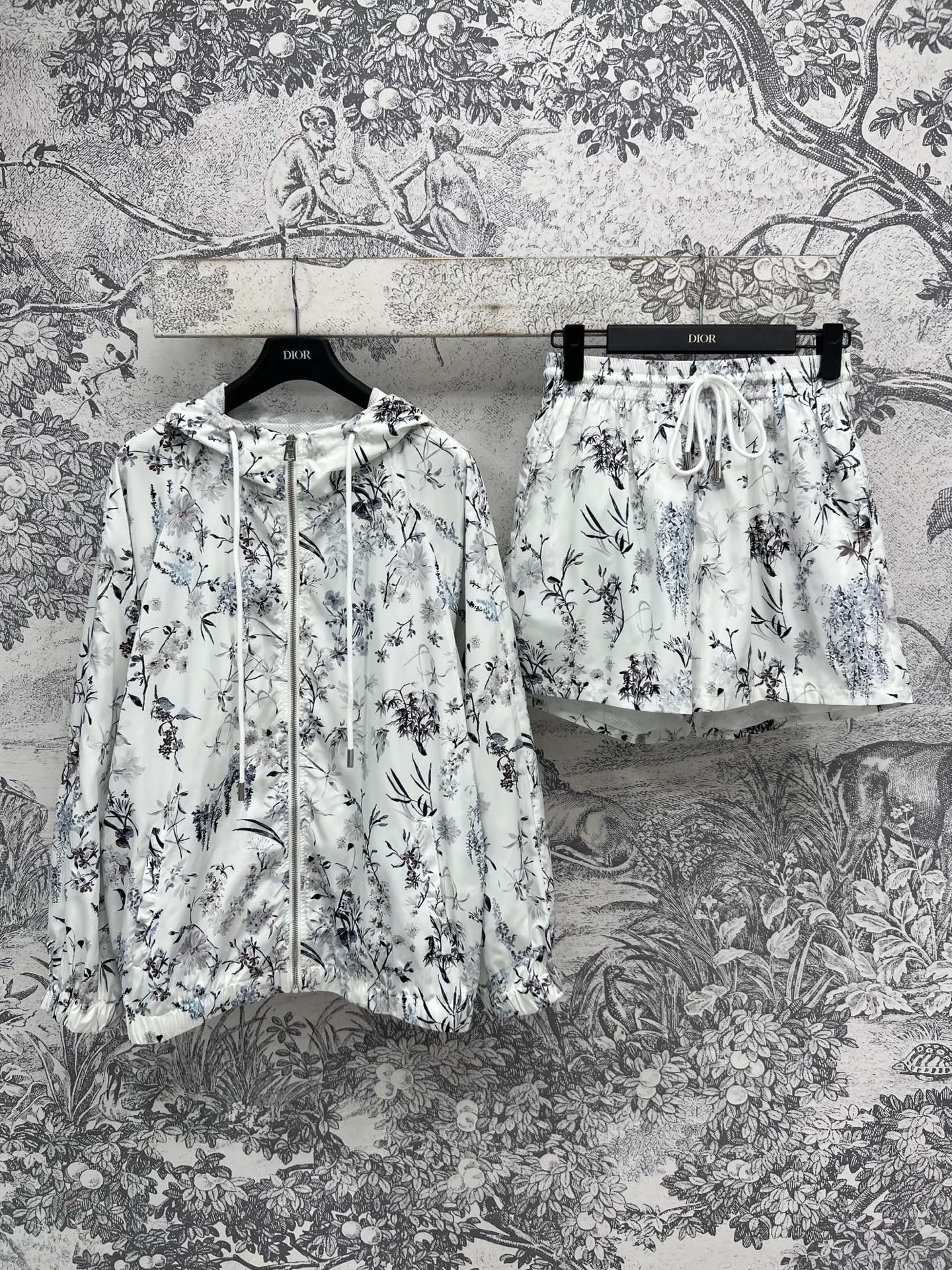 NO:333211,D Home 25 Spring and Summer New Flower and Grass Print Casual Set Hooded Zipper Jacket   High Waist Shorts A must-have for daily commuting on the street A set of top-fitting, slim and stylish Retro Flower and Grass Prints eye-catching and high-end, with a lazy casual style One set for sale One color three codes SML,,dior, shorts, jackets & coats,hats,alexander wang19860909D家 25春夏新款 花草印花休闲套装 连帽拉链外套 高腰短裤 日常出街通勤必备 一套上身时髦又显瘦有型 复古花草印花吸睛又高级 自带慵懒的休闲范 一套出售 一色三码 SML,,dior,shorts,jackets & coats,hats,alexander wang,Women's clothing