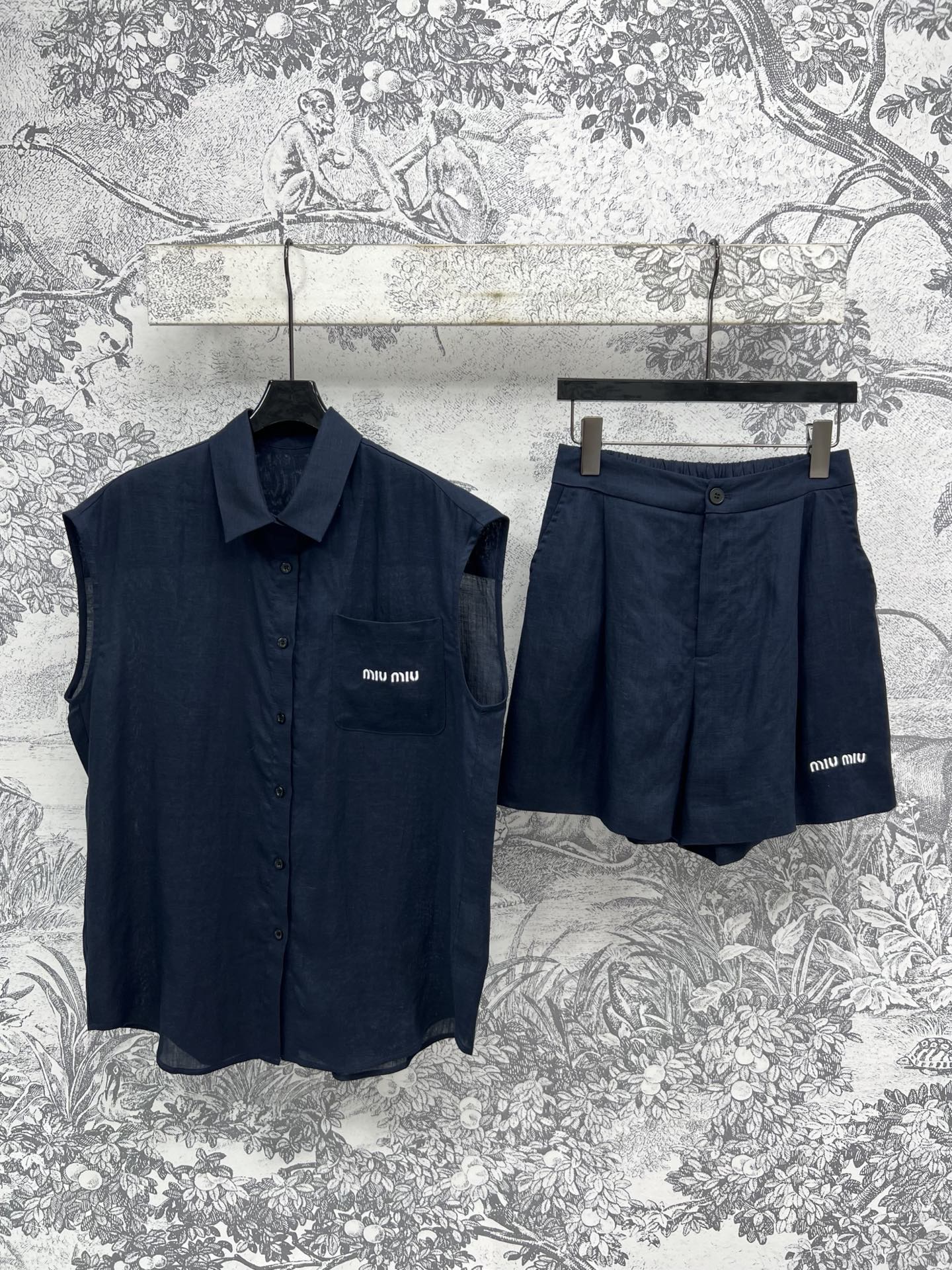 NO:333196,Miu 25 spring and summer new style old money style minimalist fashionable suit linen lapel sleeveless shirt   elastic waist shorts classic embroidery logo embellishment sleeveless loose three-dimensional shirt jacket with small suspenders inside a set of upper body to reduce age and make you look slim Simple minimalist style is a good choice for daily commuting. Two colors and three codes SML,,miumiu, shorts, jackets & coats,shirts,alexander wang19860909Miu 25春夏新款 老钱风极简时髦套装 亚麻翻领无袖衬衫 松紧腰短裤 经典刺绣logo点缀 无袖宽松立体版型衬衣外套 内搭小吊带 一套上身减龄又显瘦 简约的极简风格 对于日常通勤都是不错选择 两色三码 SML,,miumiu,shorts,jackets & coats,shirts,alexander wang,Women's clothing