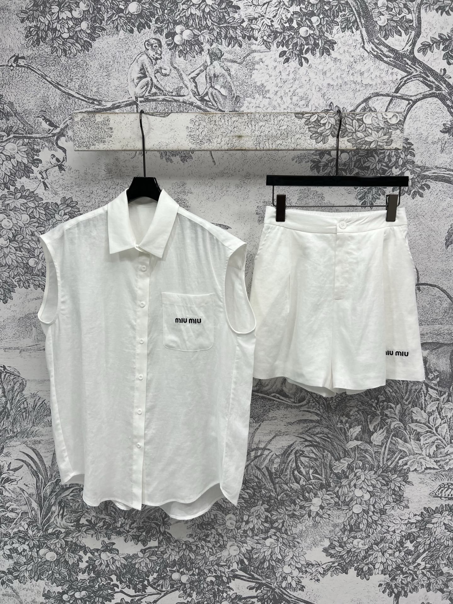 NO:333200,Miu 25 spring and summer new style old money style minimalist fashionable suit linen lapel sleeveless shirt   elastic waist shorts classic embroidery logo embellishment sleeveless loose three-dimensional shirt jacket with small suspenders inside a set of upper body to reduce age and make you look slim Simple minimalist style is a good choice for daily commuting. Two colors and three codes SML,,miumiu, shorts, jackets & coats,shirts,alexander wang19860909Miu 25春夏新款 老钱风极简时髦套装 亚麻翻领无袖衬衫 松紧腰短裤 经典刺绣logo点缀 无袖宽松立体版型衬衣外套 内搭小吊带 一套上身减龄又显瘦 简约的极简风格 对于日常通勤都是不错选择 两色三码 SML,,miumiu,shorts,jackets & coats,shirts,alexander wang,Women's clothing