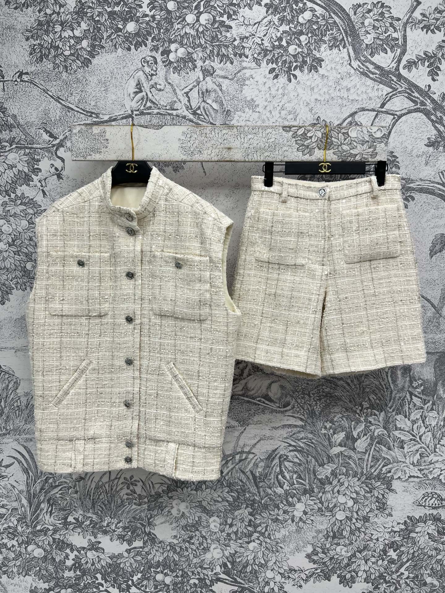 NO:333204,Jacket, shorts, small fragrance style, new spring and summer 25 styles, tweed vest jacket   high-waist shorts set, silver wire embellishment is low-key and exquisite, a set of upper body style is super beautiful, slim and high-end, fabric is thick tweed, lining is also classic camellia details, simple and big brand, vest is definitely a versatile item all year round, whether simple or layered, it is very fashionable, high-end workmanship is very good, one color three codes SML, shorts, jackets & coats, alexander wang19860909外套 短裤小香风 25春夏新款 粗花呢马甲外套 高腰短裤套装 银丝点缀低调又精致 一套上身版型超级好看的显瘦又高级 面料是粗花呢的 内衬也是经典的山茶花细节 简约又大牌 马甲绝对是一年四季的百搭单品 无论是单纯还是叠搭都很时髦 高级做工品质都很赞 一色三码 SML,,shorts,jackets & coats,alexander wang,Women's clothing