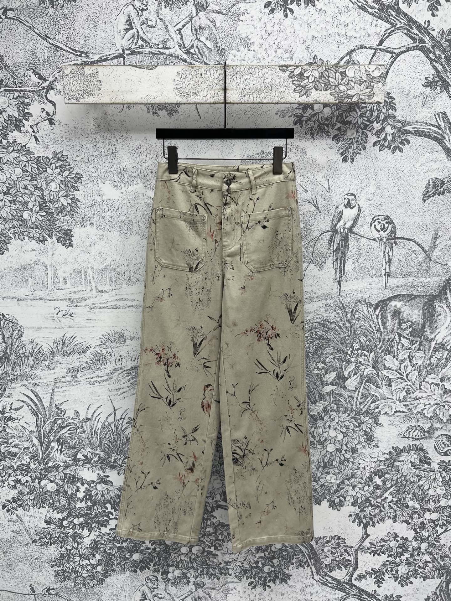 NO:333212,D Home 25 Spring and Summer New Style Retro Old Flower and Grass Printed Denim Series Lapel Short-sleeved Jacket   High-waist Short-sleeved Dress   Wide-legged Trousers Fresh and Fashionable Girls' Generation Imported Pure Cotton Denim Fabric Excellent Texture, The stacking Artifact is good to wear separately, the style is versatile and not peachy, and the upper body looks slim and tall. Original developed hardware accessories One color and three codes SML,,dior, skirts, shorts, jackets & coats,T-shirt,alexander wang19860909D家 25春夏新款 复古做旧花草印花牛仔系列 翻领短袖外套 高腰短裤 翻领短袖连衣裙 阔腿长裤 清新时髦少女时代 进口纯棉牛仔面料质感超赞 叠搭神器分开穿一套搭配都好看 版型百搭不桃人上身显瘦又高挑 原版开发五金配件 一色三码 SML,,dior,skirts,shorts,jackets & coats,T-shirt,alexander wang,Women's clothing