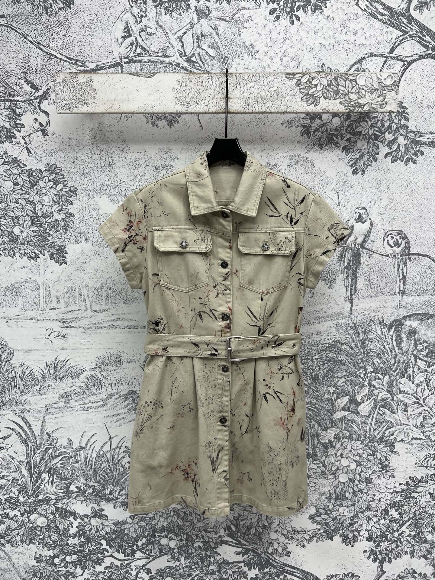 NO:333221,D Home 25 Spring and Summer New Style Retro Old Flower and Grass Printed Denim Series Lapel Short-sleeved Jacket   High-waist Short-sleeved Dress   Wide-legged Trousers Fresh and Fashionable Girls' Generation Imported Pure Cotton Denim Fabric Excellent Texture, The stacking Artifact is good to wear separately, the style is versatile and not peachy, and the upper body looks slim and tall. Original developed hardware accessories One color and three codes SML,,dior, skirts, shorts, jackets & coats,T-shirt,alexander wang19860909D家 25春夏新款 复古做旧花草印花牛仔系列 翻领短袖外套 高腰短裤 翻领短袖连衣裙 阔腿长裤 清新时髦少女时代 进口纯棉牛仔面料质感超赞 叠搭神器分开穿一套搭配都好看 版型百搭不桃人上身显瘦又高挑 原版开发五金配件 一色三码 SML,,dior,skirts,shorts,jackets & coats,T-shirt,alexander wang,Women's clothing