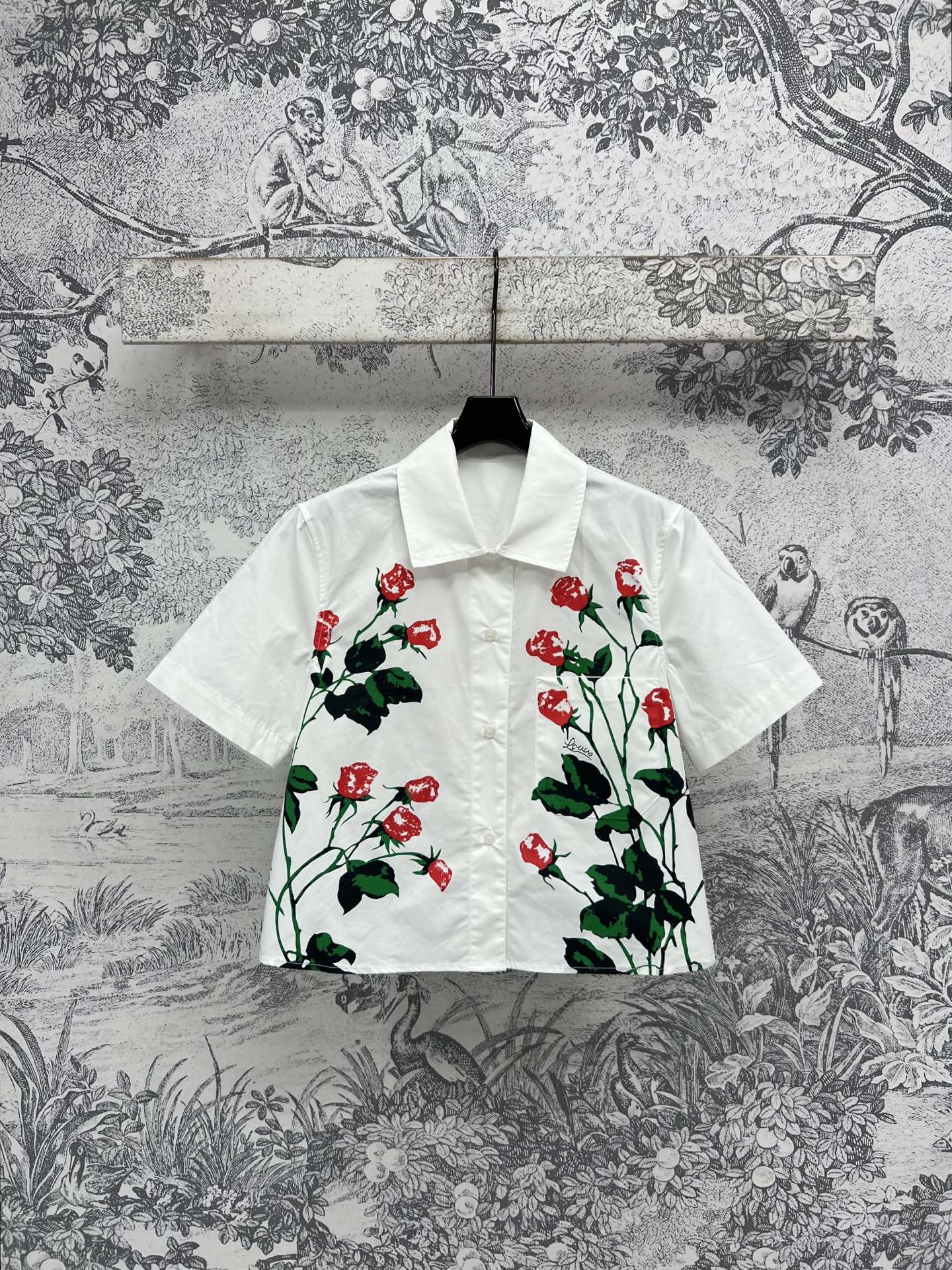 NO:333227,D Home 25 Spring and Summer New Style Rose Pattern Lapel Short-Sleeve Shirt White Base Romantic Rose Pattern Embellishment Retro and Fashionable and Eye-catching Classic Short-Sleeve Shirts Loose Styles Very versatile You can wear for both men and women One color Three SML, Dior, Shirts, T-shirt, alexander wang19860909D家 25春夏新款 玫瑰花图案翻领短袖衬衫 白色打底浪漫玫瑰花图案点缀 复古又时髦吸睛 经典的短款短袖衬衫 宽松的款式非常百搭 男女都可以穿哦 一色三码 SML,,dior,shirts,T-shirt,alexander wang,Women's clothing