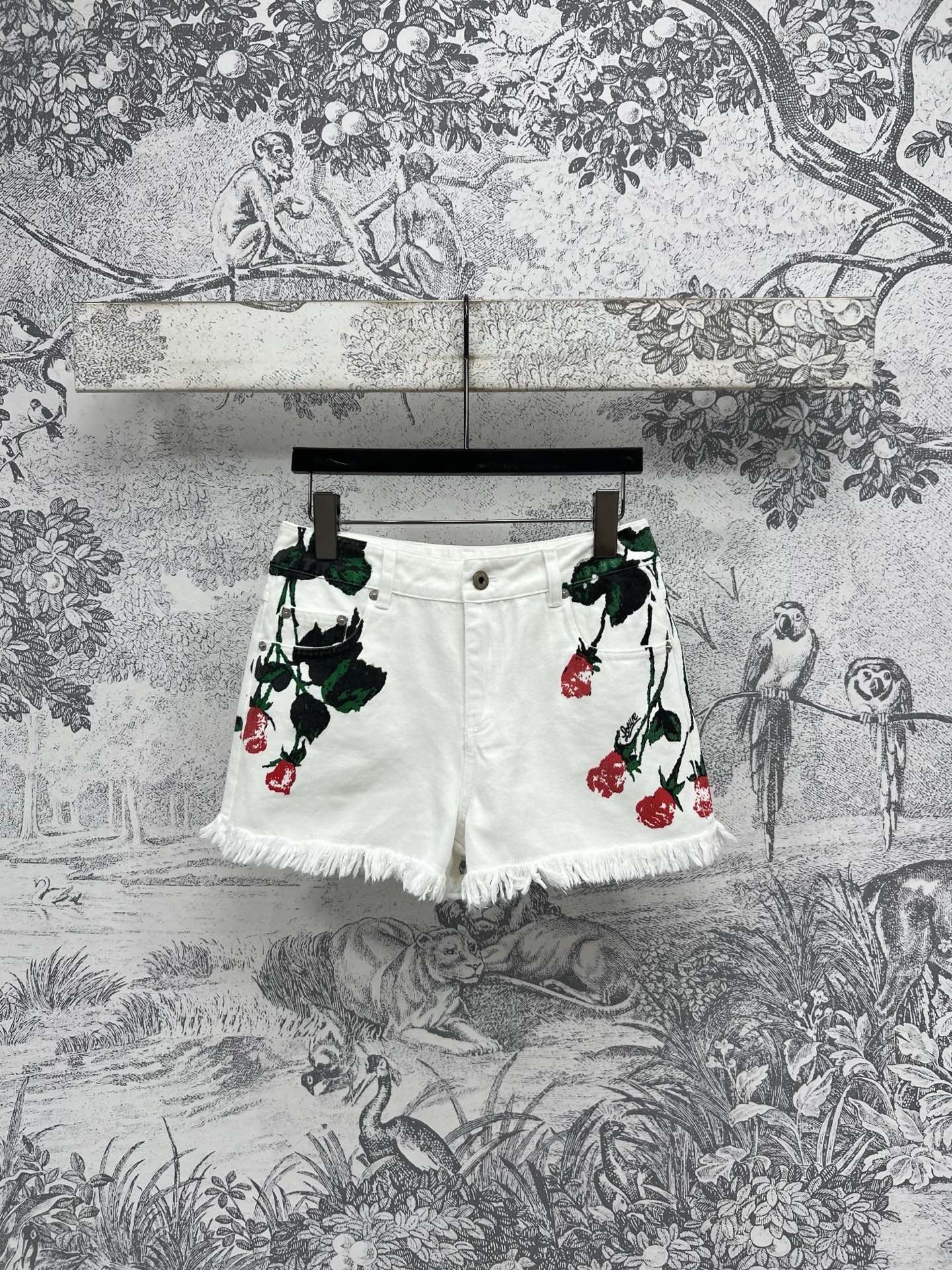 NO:333233,D Home 25 Spring and Summer New Style Rose Pattern Denim High Waist Shorts Exclusive Recommended Recommended Pants Style Pants Slim and Long Legs White Denim Base Romantic Rose Pattern Embellishment Retro and fashionable and eye-catching Handmade Natural Breasts More Modify Legs Three SML, Dior, Shorts, Alexander Wang19860909D家 25春夏新款 玫瑰花图案牛仔高腰短裤 独家爆款推荐 裤型上身非常显瘦显腿长白色牛仔打底浪漫玫瑰花图案点缀 复古又时髦吸睛 手工的自然毛边 更加修饰腿型 一色三码 SML,,dior,shorts,alexander wang,Women's clothing