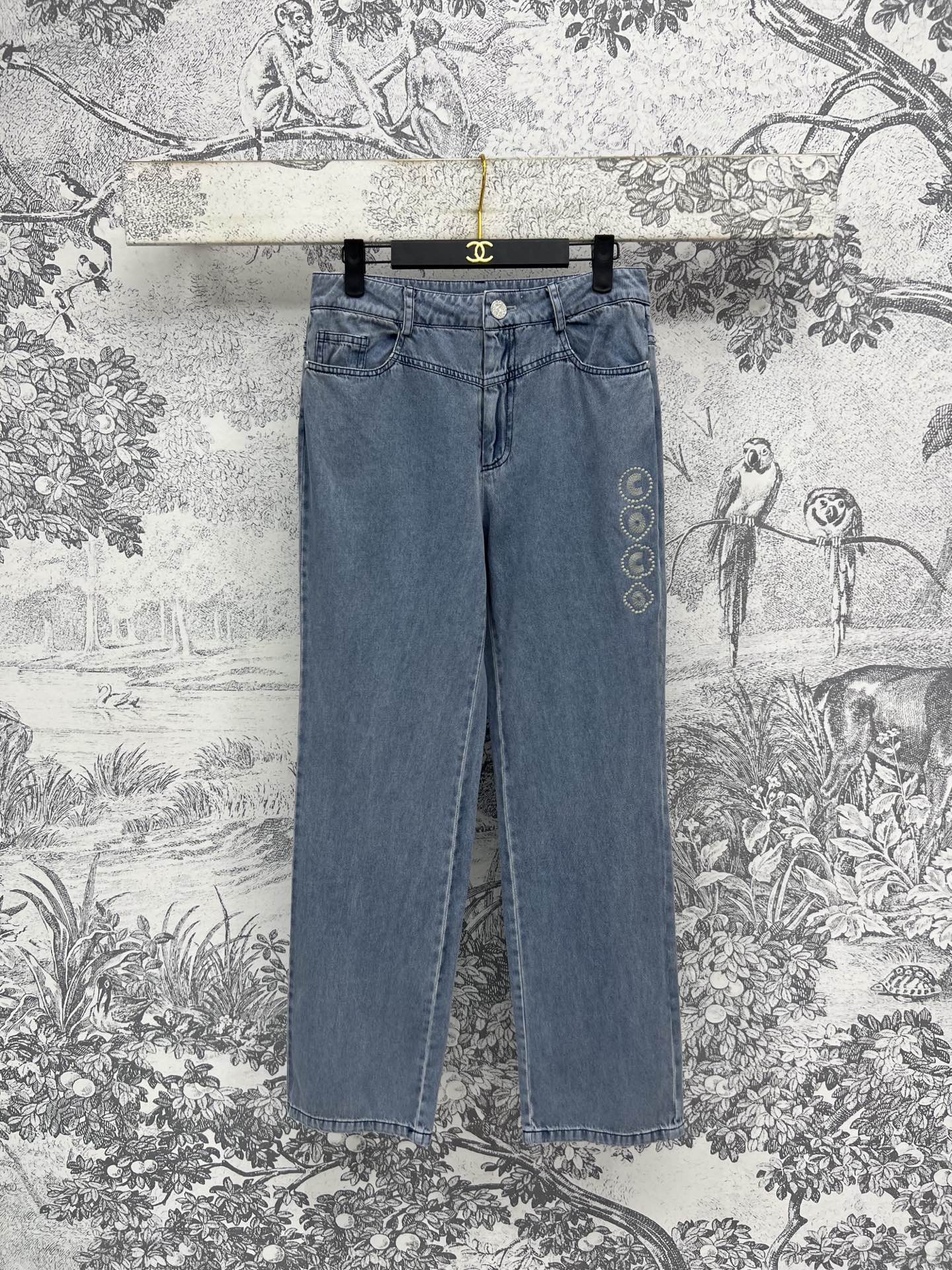 NO:333216,Xiaoxiang style 25 spring and summer new style straight jeans Super Nest retro blue denim is durable and wearable. The straight jeans are extremely comfortable and wearable. The straight jeans are extremely comfortable and long legs in seconds. Super slim and versatile. The fixed dyeing design of the trouser legs is high and eye-catching. The embroidered diamond embroidery logo embellishment. Low-key and fashionable. It looks good with any item. The fabric is high and elastic and textured. Super comfortable. One color three. SML, jeans, alexander wang19860909小香风 25春夏新款 直筒牛仔裤 超奈斯复古蓝的牛仔耐看实穿不过时 直筒版型极致修饰腿型 秒变大长腿 超级显瘦百搭 裤脚处定染设计 高级吸睛 烫钻刺绣Logo点缀 低调又时髦 搭配任何单品都好看 面料高弹有质感 超级舒适一色三 SML,,jeans,alexander wang,Women's clothing