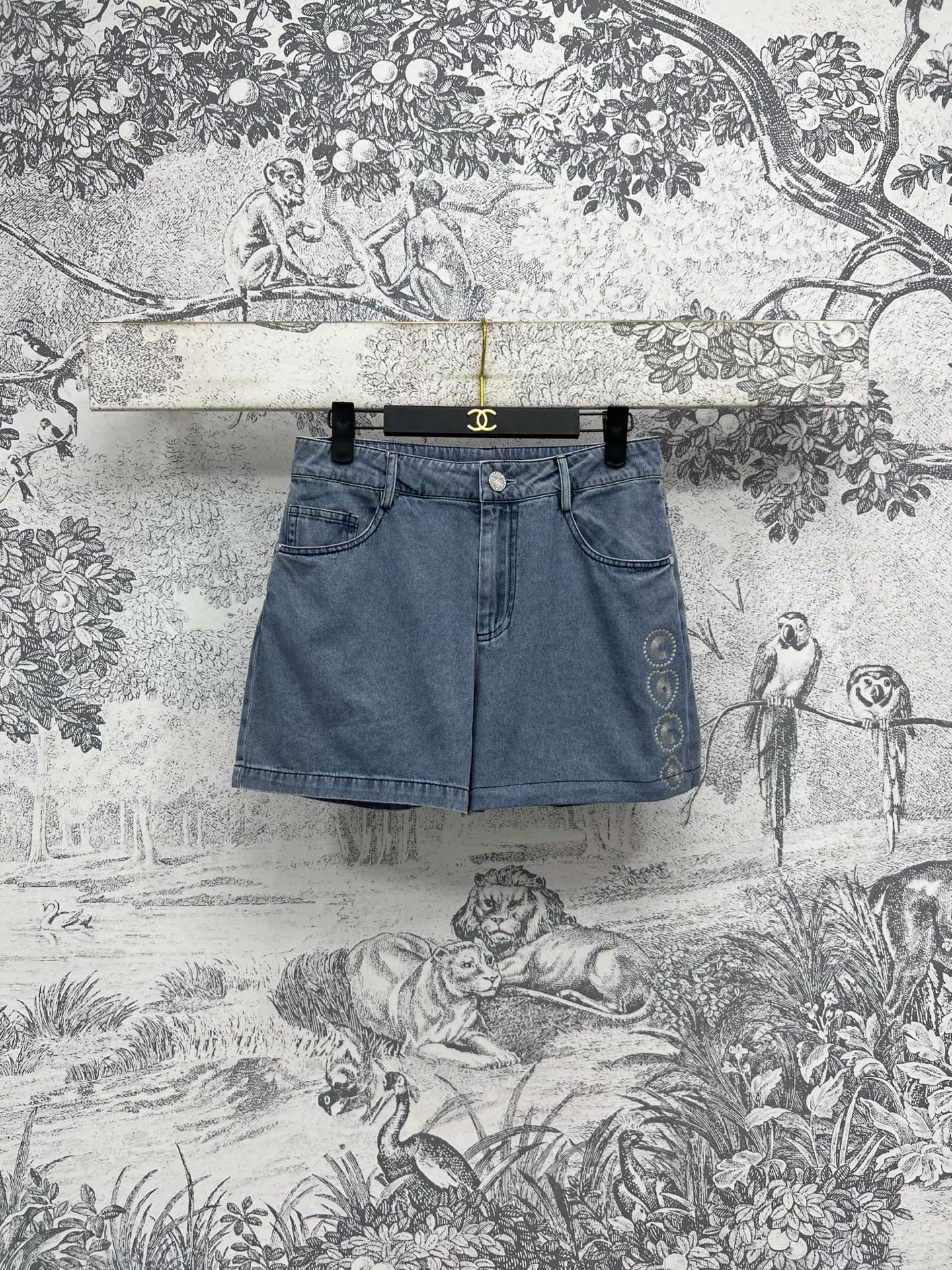 NO:333222,Xiaoxiangfeng 25 spring and summer new style embroidered logo denim shorts. The upper body is cute and playful and fashionable. The high-waisted A-line style can cover the thighs and cover the blemishes while making the lower body look slender. It can match it with a white t-shirt or any item. The upper body is very refreshing and the age-reducing girlish feeling. One color three codes SML, shorts, alexander wang19860909小香风 25春夏新款 刺绣logo牛仔短裤 上身可爱俏皮又时髦 高腰a字版型超级能遮大腿肉肉掩盖瑕疵的同时又能显得下半身比例修长 随便搭配一个白t或者是任何单品 上身都很清爽 减龄少女感满满 一色三码 SML,,shorts,alexander wang,Women's clothing
