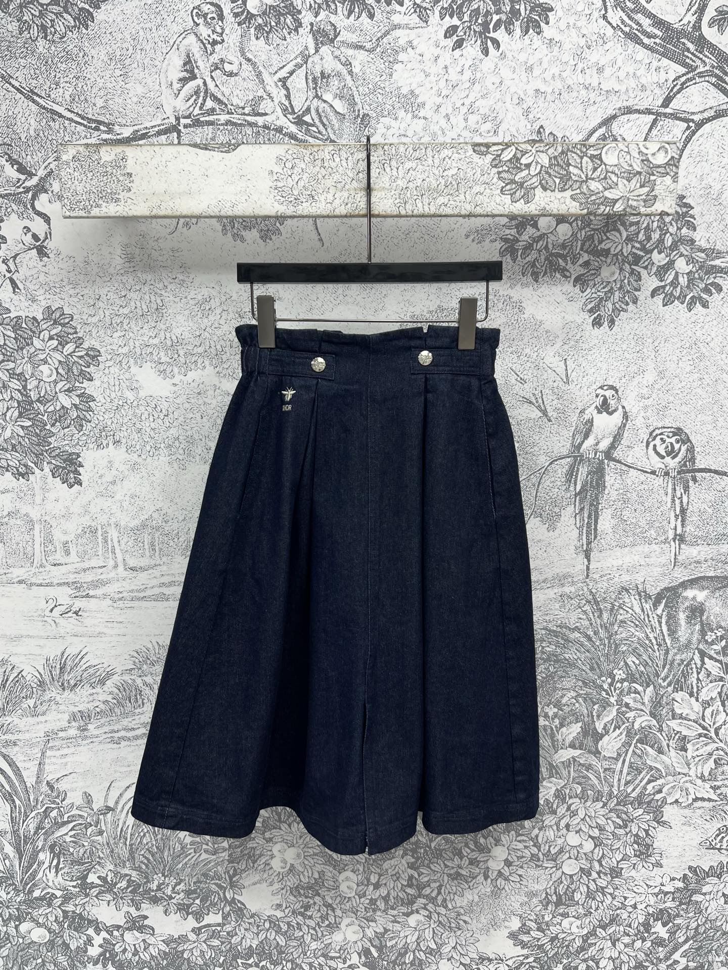 NO:333228,D Home 25 Spring and Summer New Denim Skirts High-waisted buckle pleated design dot embroidered bee embellishment fashionable and high-end upper body makes the legs look long, easy to divide the perfect body line, excellent visual proportions, very age-reducing the combination, full of vitality of a girl is coming to the face, one color three-code SML, dior, skirts, alexander wang19860909D家 25春夏新款 牛仔半身裙 高腰搭扣压褶设计点刺绣小蜜蜂点缀 时髦高级 上身超显腿长 轻松分割完美身线 视觉比例超赞 便搭配都很减龄 满满的元气少女活力感扑面而来 一色三码 SML,,dior,skirts,alexander wang,Women's clothing