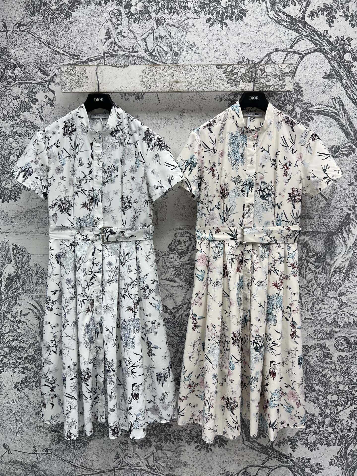 NO:333240,D Home 25 Spring and Summer New Retro Flower and Grass Print Short-sleeved Dress Custom Flower and Grass Prints The upper body is so loving that it comes with three-dimensional picture. The upper body is super slim. The waist belt perfectly divides the body proportions. Visual long legs. The tone is cool and white and elegant. Easy to create a fashionable style. Comfortable and easy to wear. It has an elegant temperament. It reduces age and is fashionable. Two colors and three codes. SML, dior, skirts, T-shirt, alexander wang19860909D家 25春夏新款 复古花草印花短袖连衣裙 定制花草印花 上身太爱了自带立体感画面 版型设计上身超级显瘦 收腰腰带完美分割身材比例 视觉大长腿 色调清冷显白有气质 轻松打造时髦范 舒适又好穿 有一种典雅的气质 减龄又时髦 两色三码 SML,,dior,skirts,T-shirt,alexander wang,Women's clothing